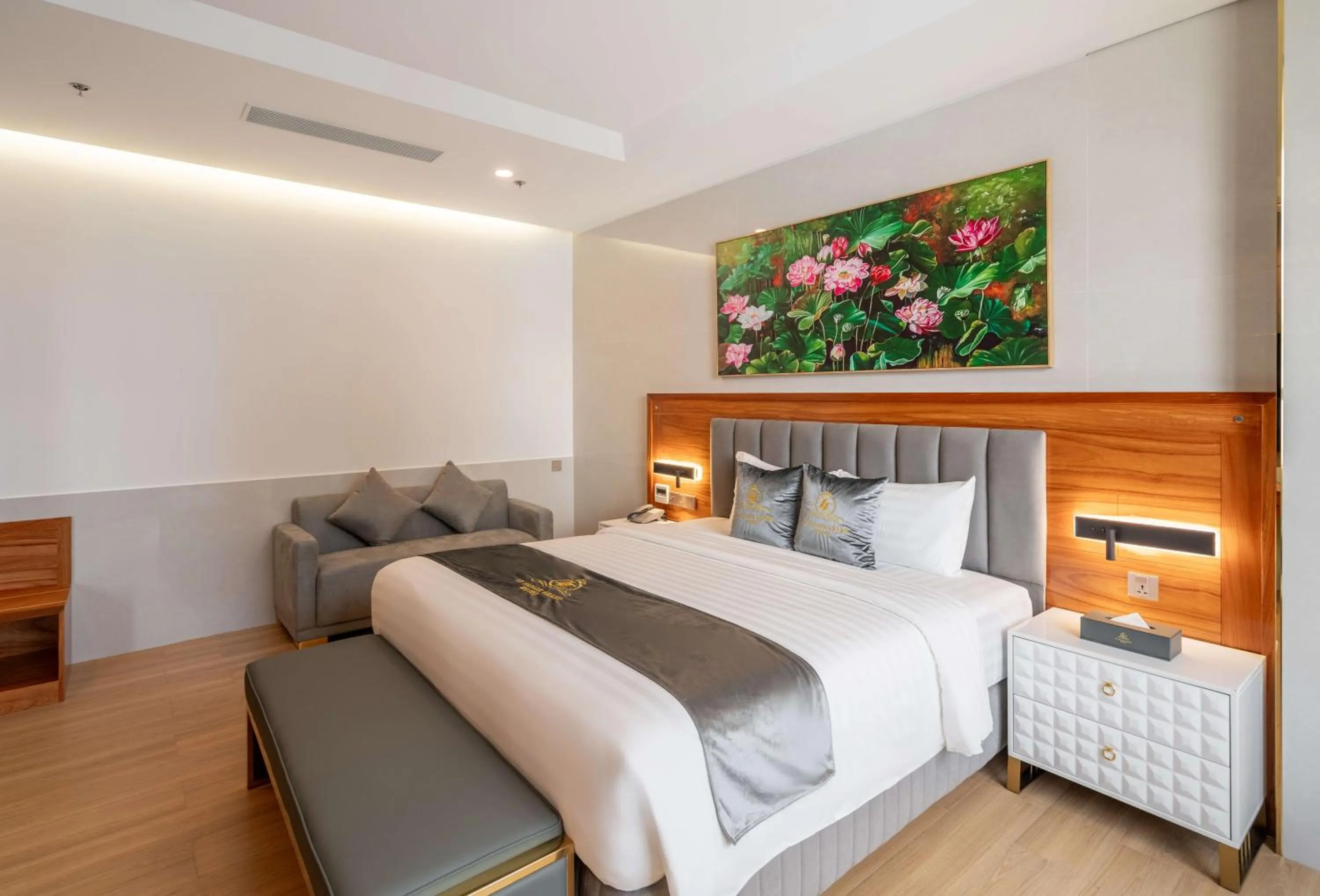 Bed in Le Saigon Grand Hotel