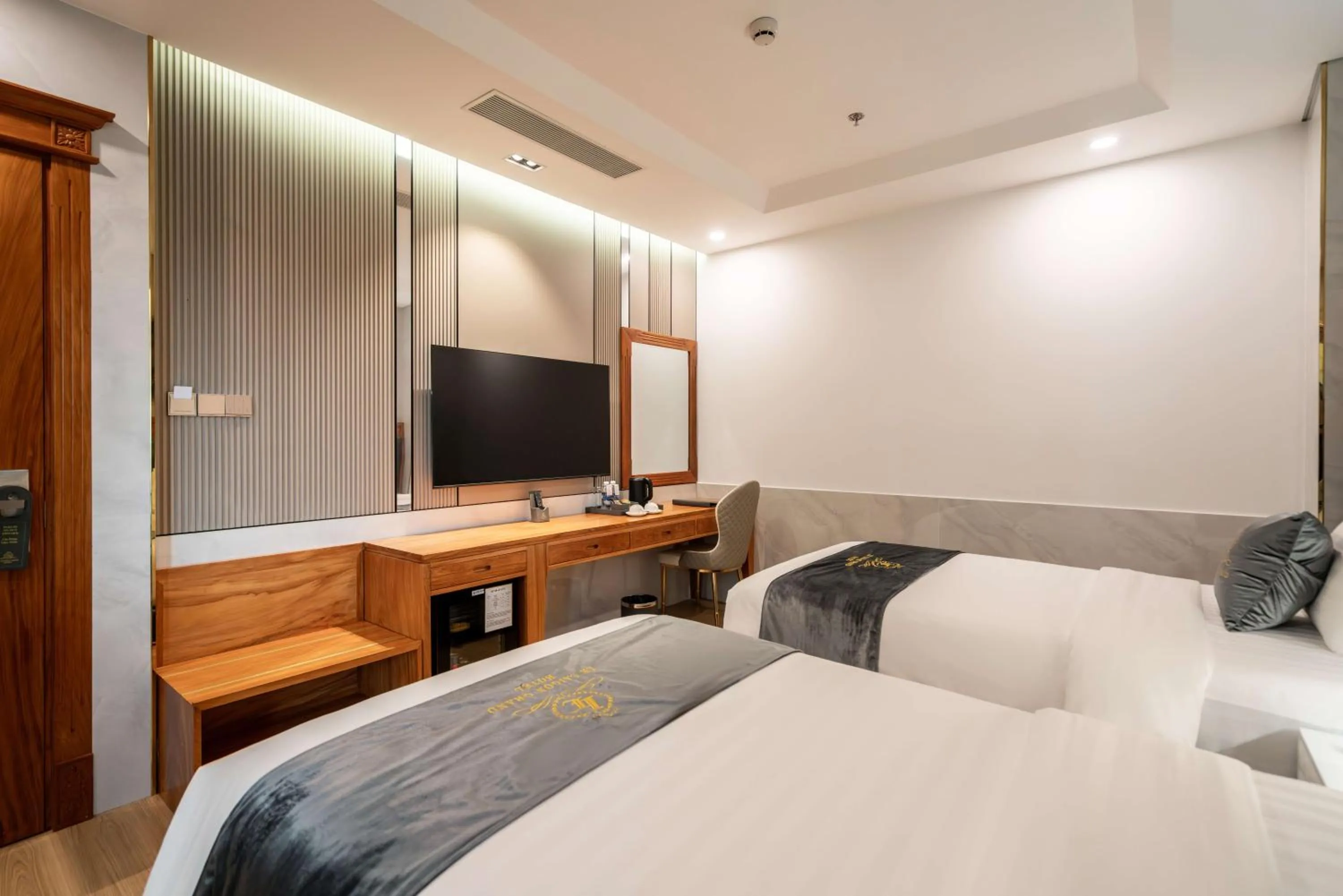 Bed in Le Saigon Grand Hotel