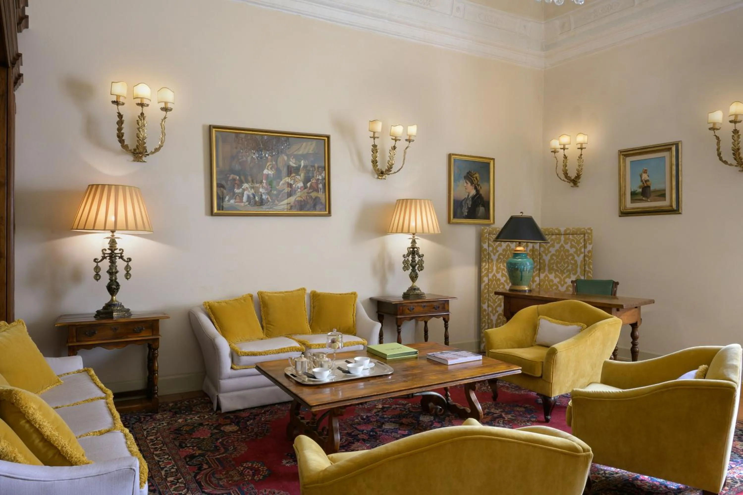 Library in Grand Hotel Continental Siena - Starhotels Collezione