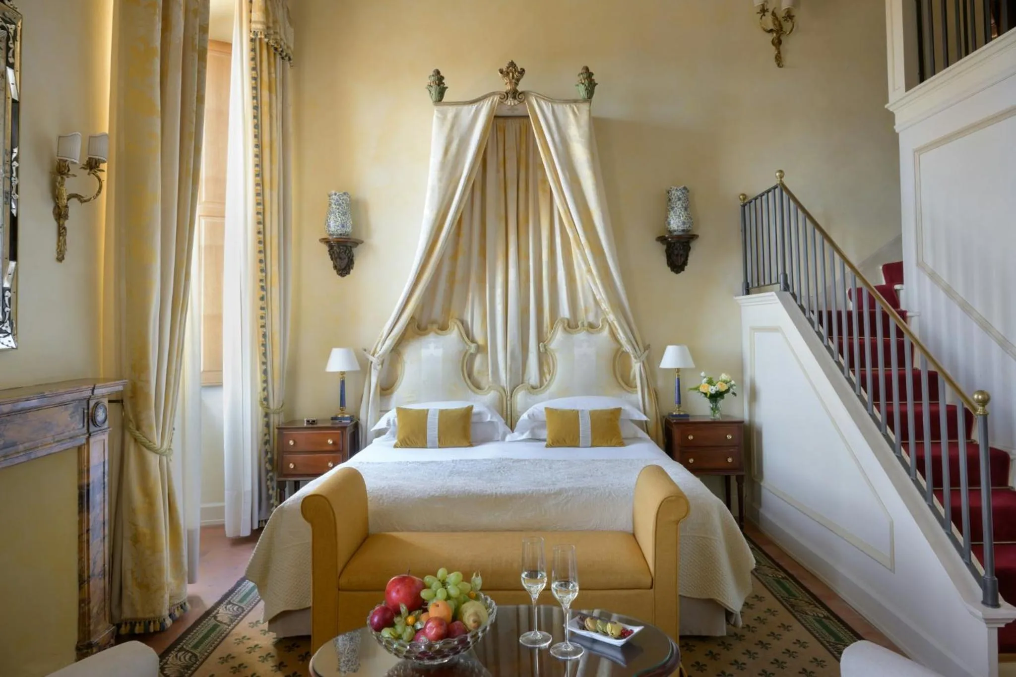 Photo of the whole room, Bed in Grand Hotel Continental Siena - Starhotels Collezione