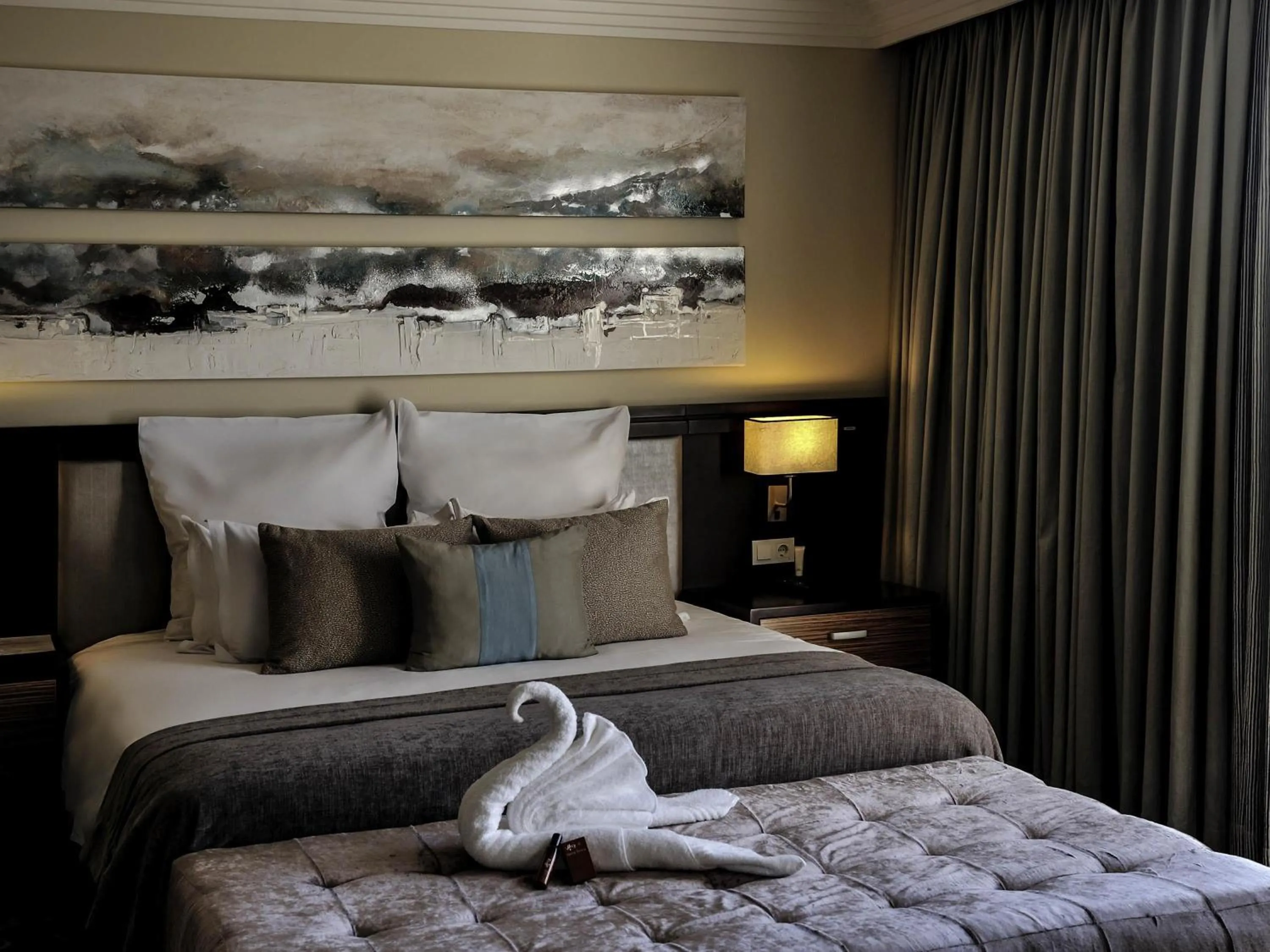 Bedroom, Bed in Pullman Lubumbashi Grand Karavia.