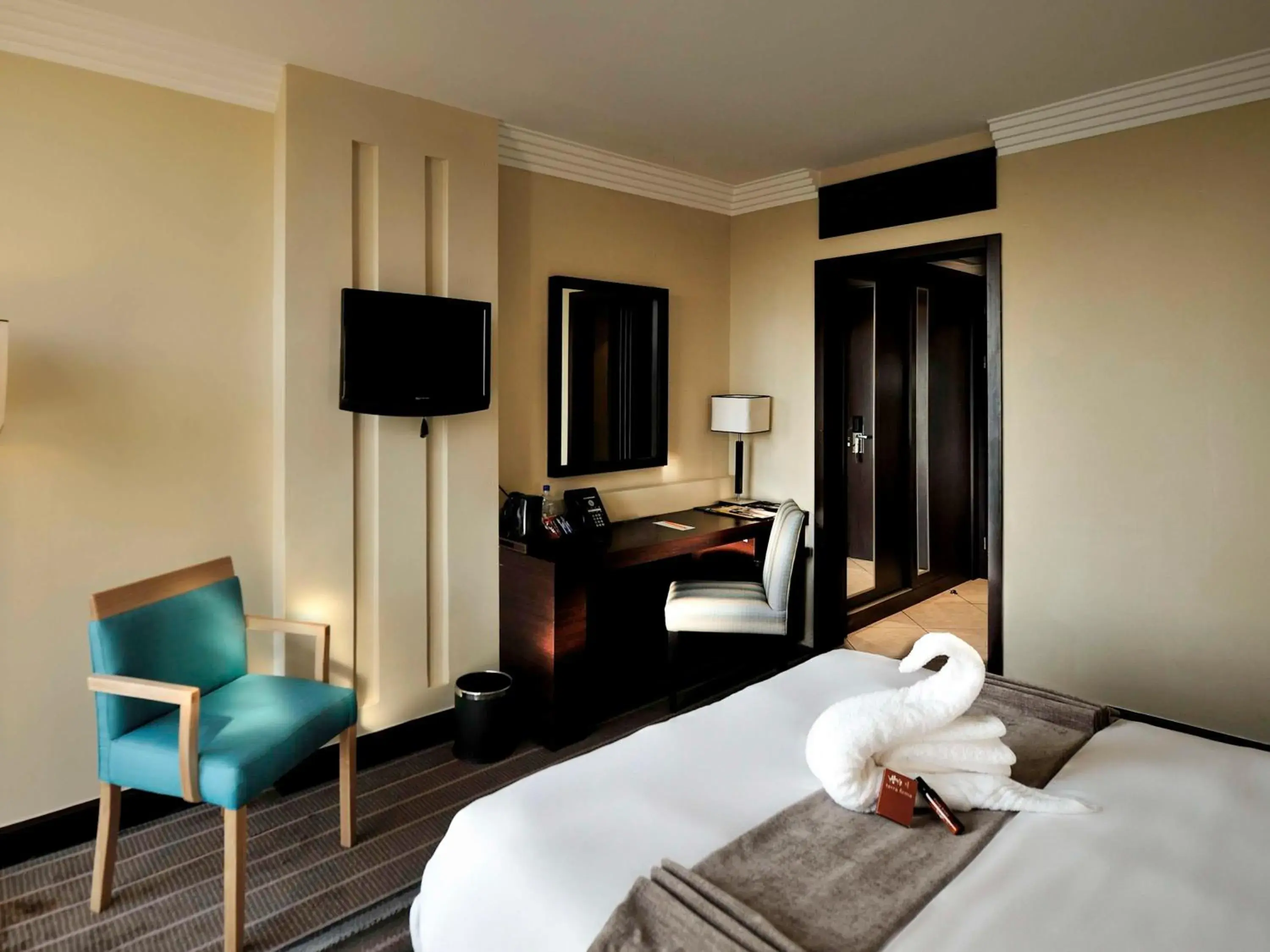 Bedroom, Bed in Pullman Lubumbashi Grand Karavia. Bedroom, Bed in Pullman Lubumbashi Grand Karavia.