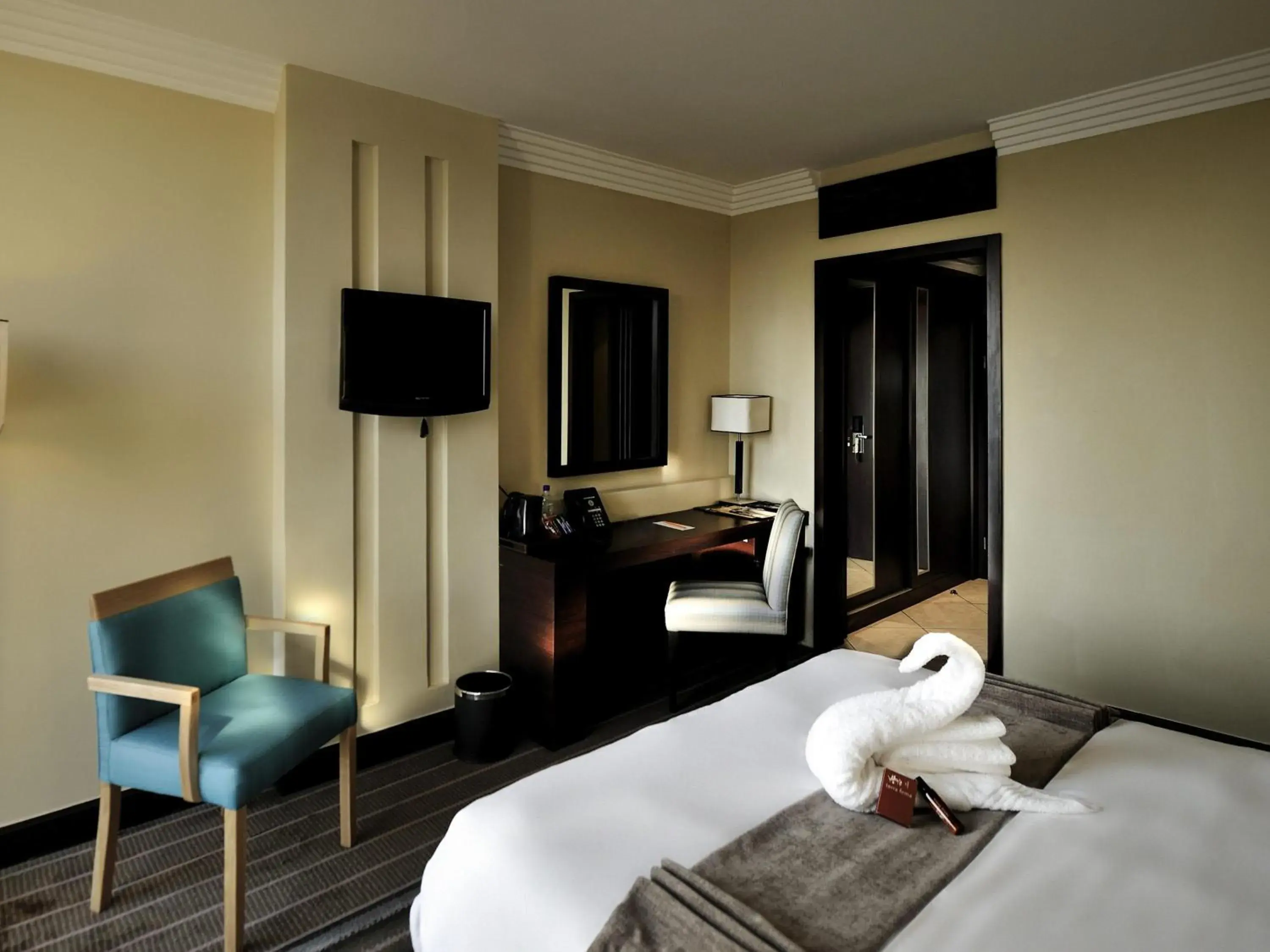 Bedroom, Bed in Pullman Lubumbashi Grand Karavia. Bedroom, Bed in Pullman Lubumbashi Grand Karavia.