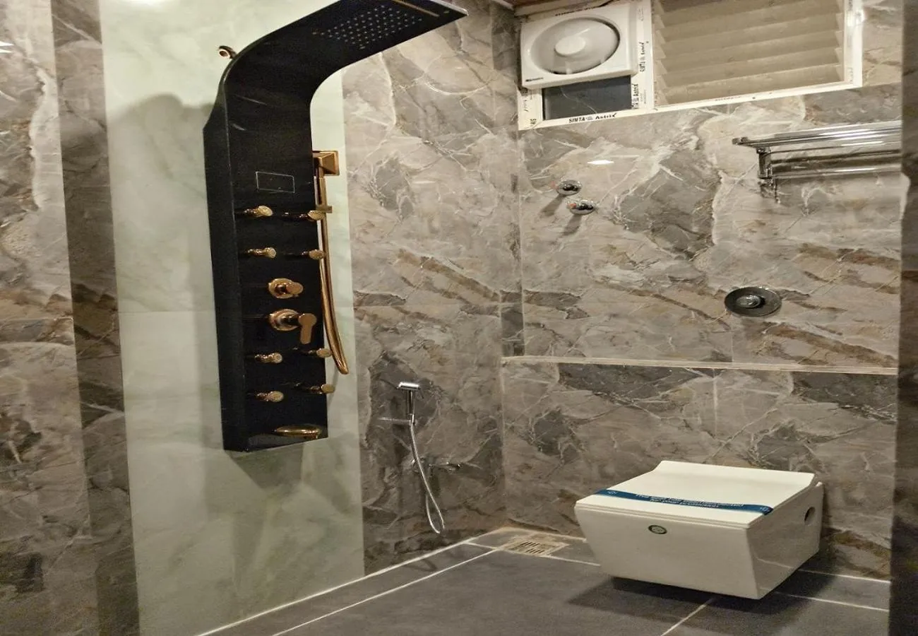 Shower in Sara Happy Stay Hotel