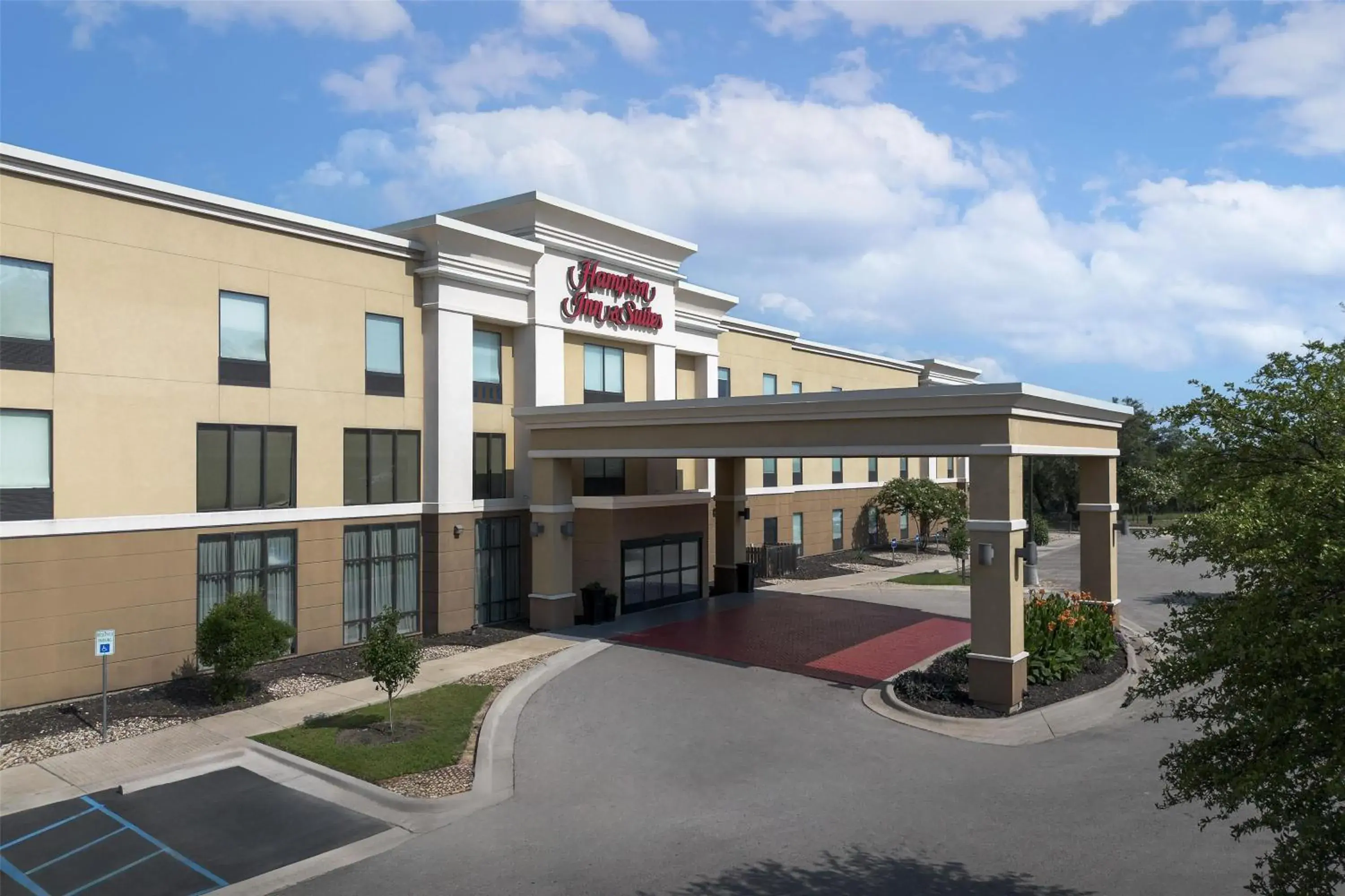 Property building in Hampton Inn and Suites Georgetown/Austin North, TX Property building in Hampton Inn and Suites Georgetown/Austin North, TX