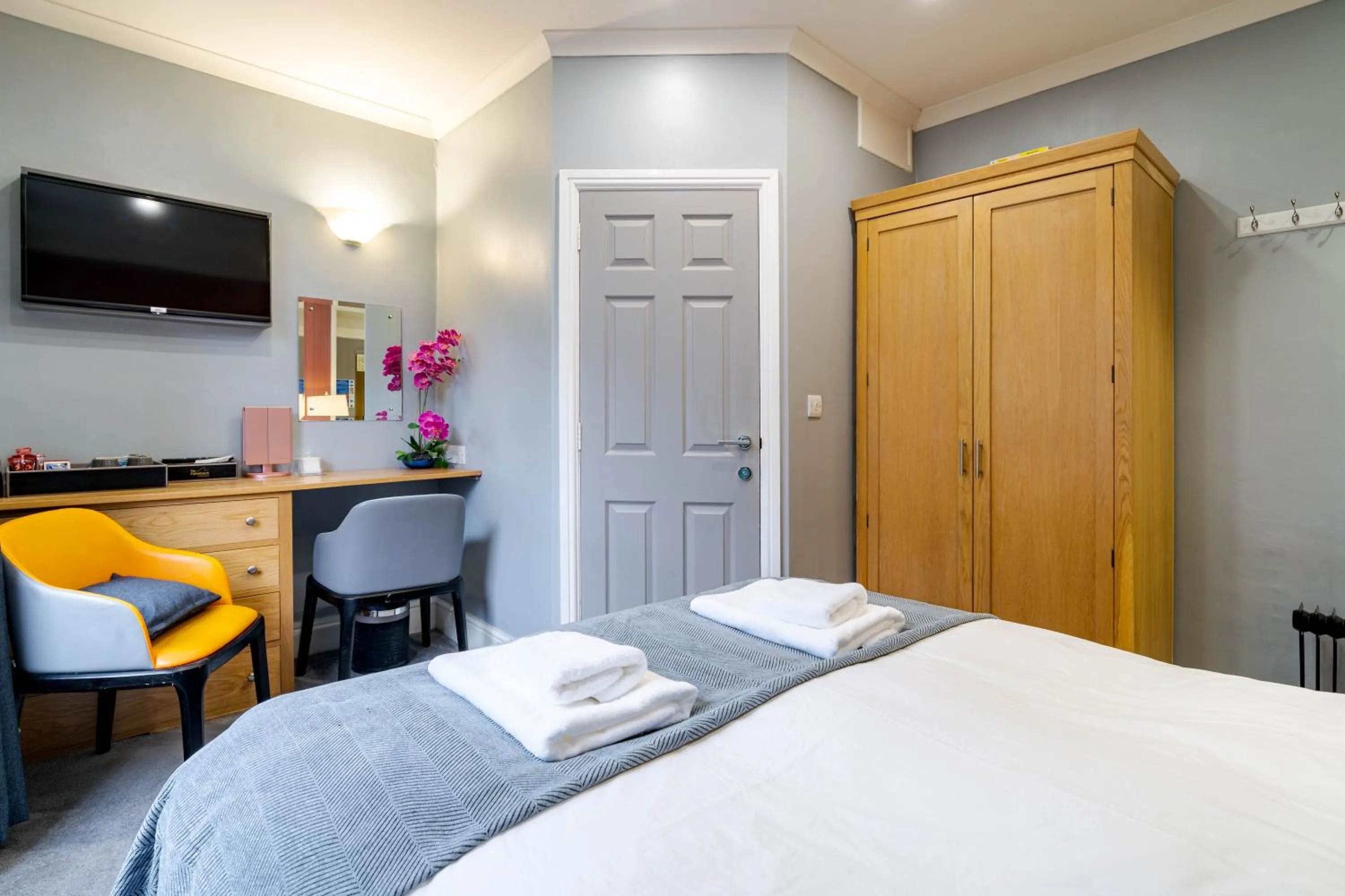 Bed in Waterhead Rooms & Suites - Parking Available Onsite