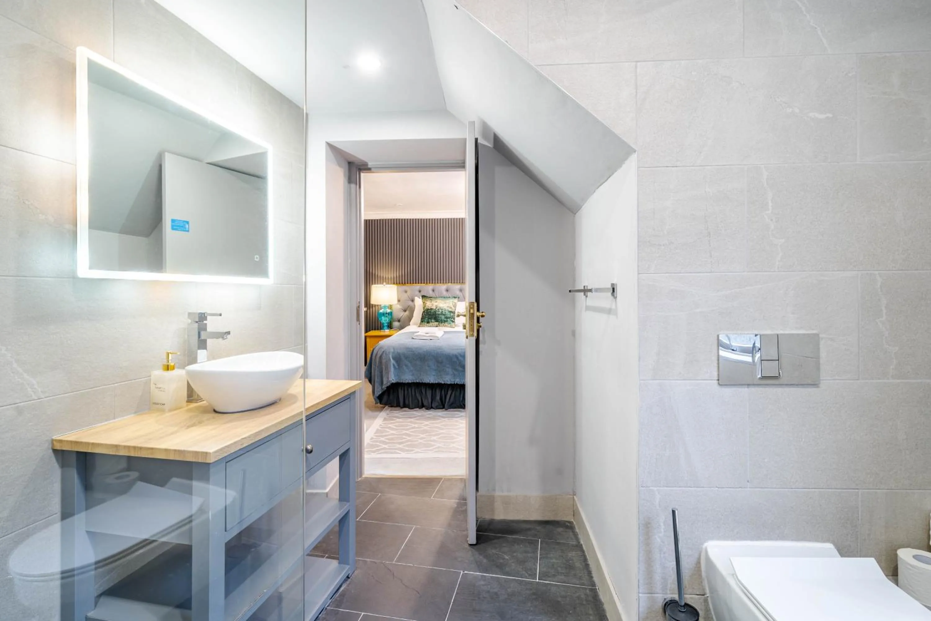 Bed in Waterhead Rooms & Suites - Parking Available Onsite