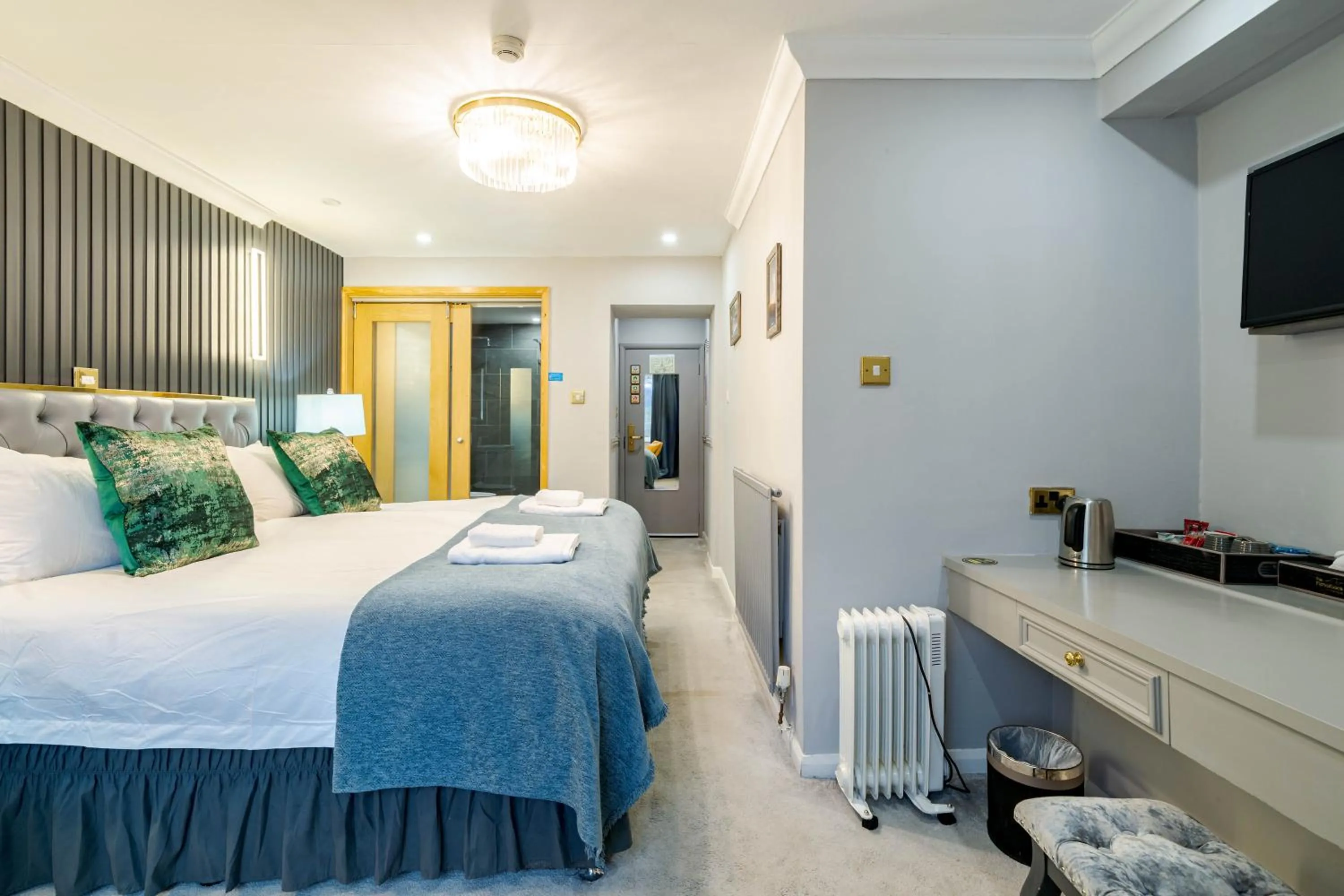 Bed in Waterhead Rooms & Suites - Parking Available Onsite
