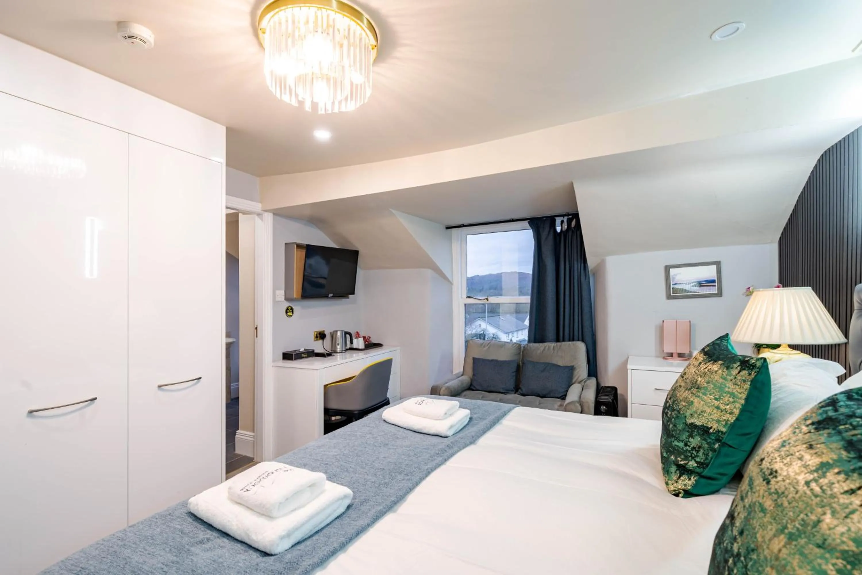 Bed in Waterhead Rooms & Suites - Parking Available Onsite