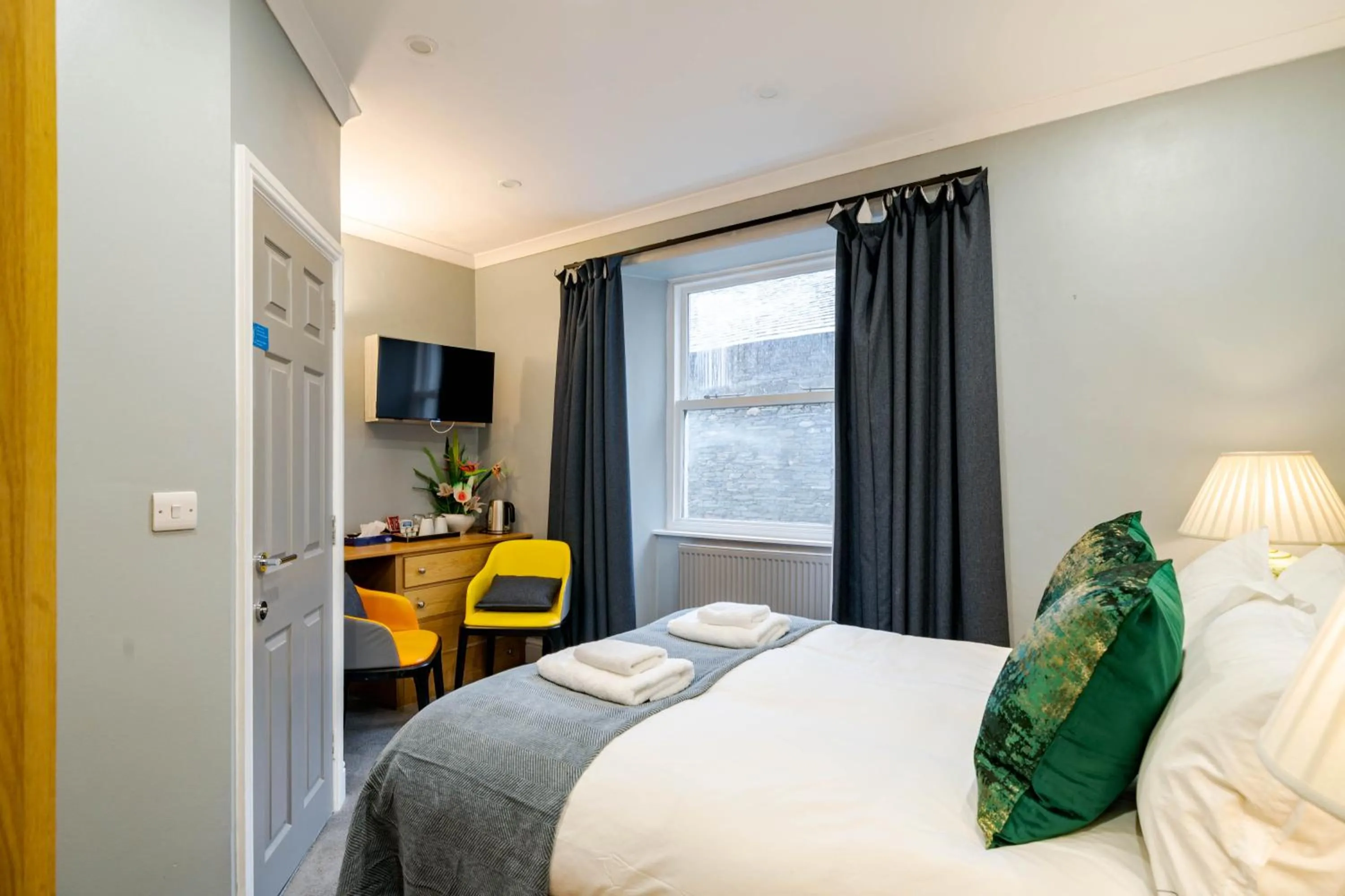 Bed in Waterhead Rooms & Suites - Parking Available Onsite
