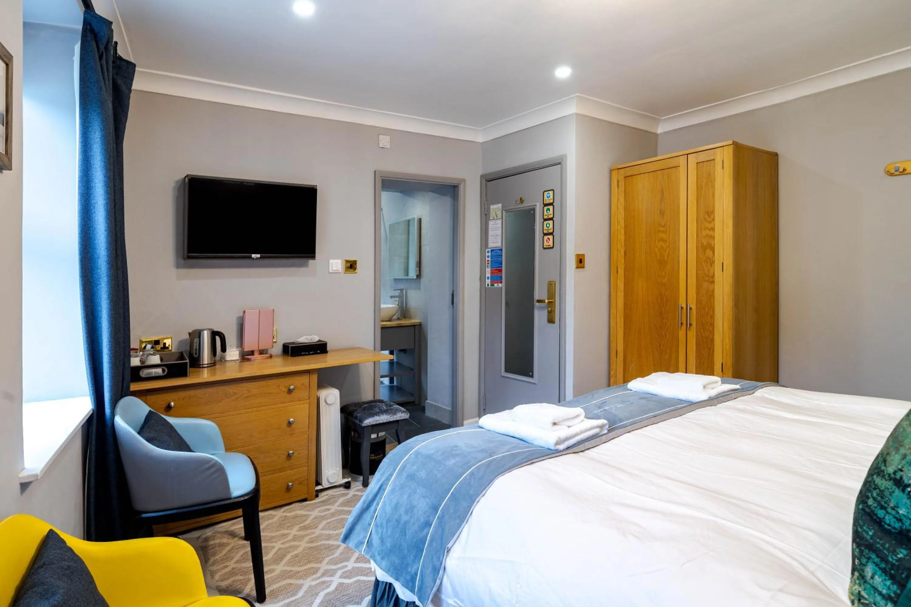 Bed in Waterhead Rooms & Suites - Parking Available Onsite