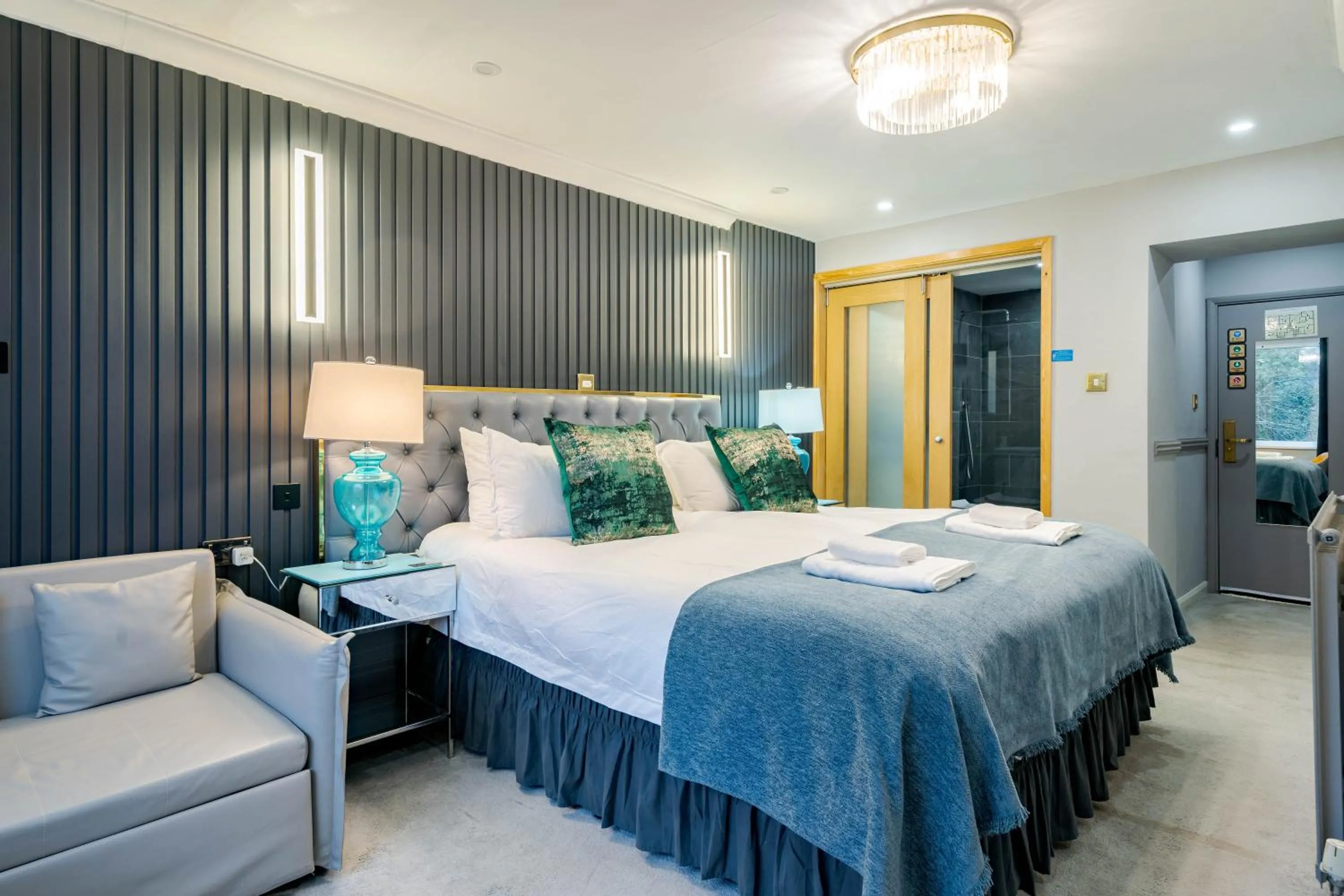 Bed in Waterhead Rooms & Suites - Parking Available Onsite