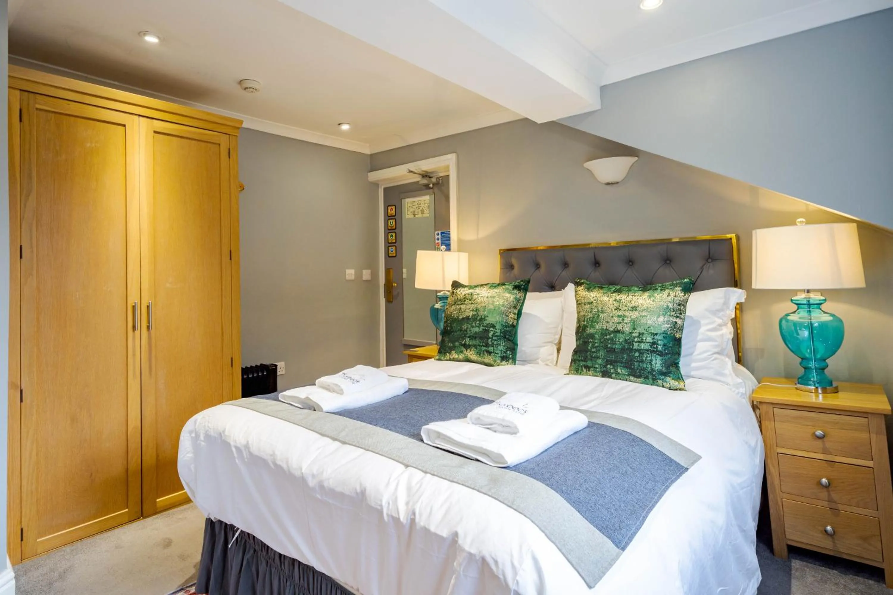 Bed in Waterhead Rooms & Suites - Parking Available Onsite
