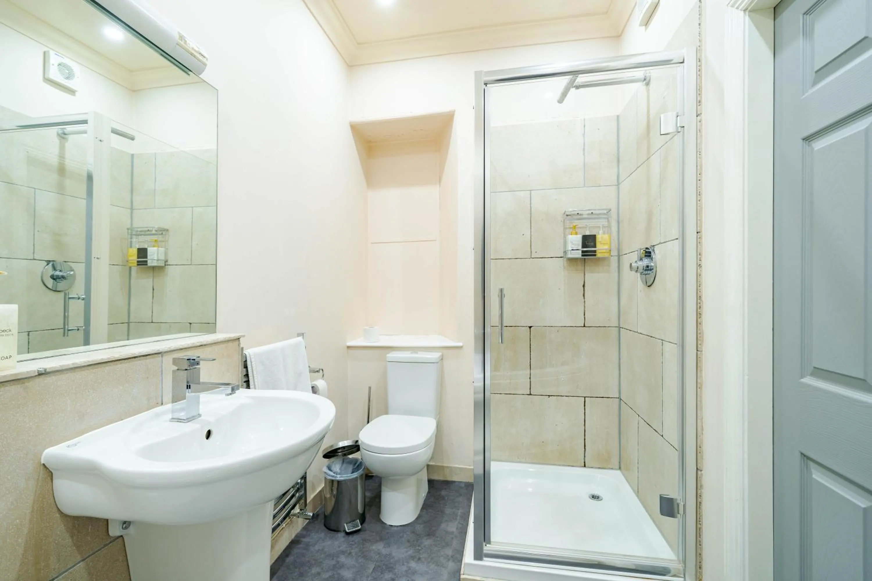 Waterhead Rooms & Suites - Parking Available Onsite