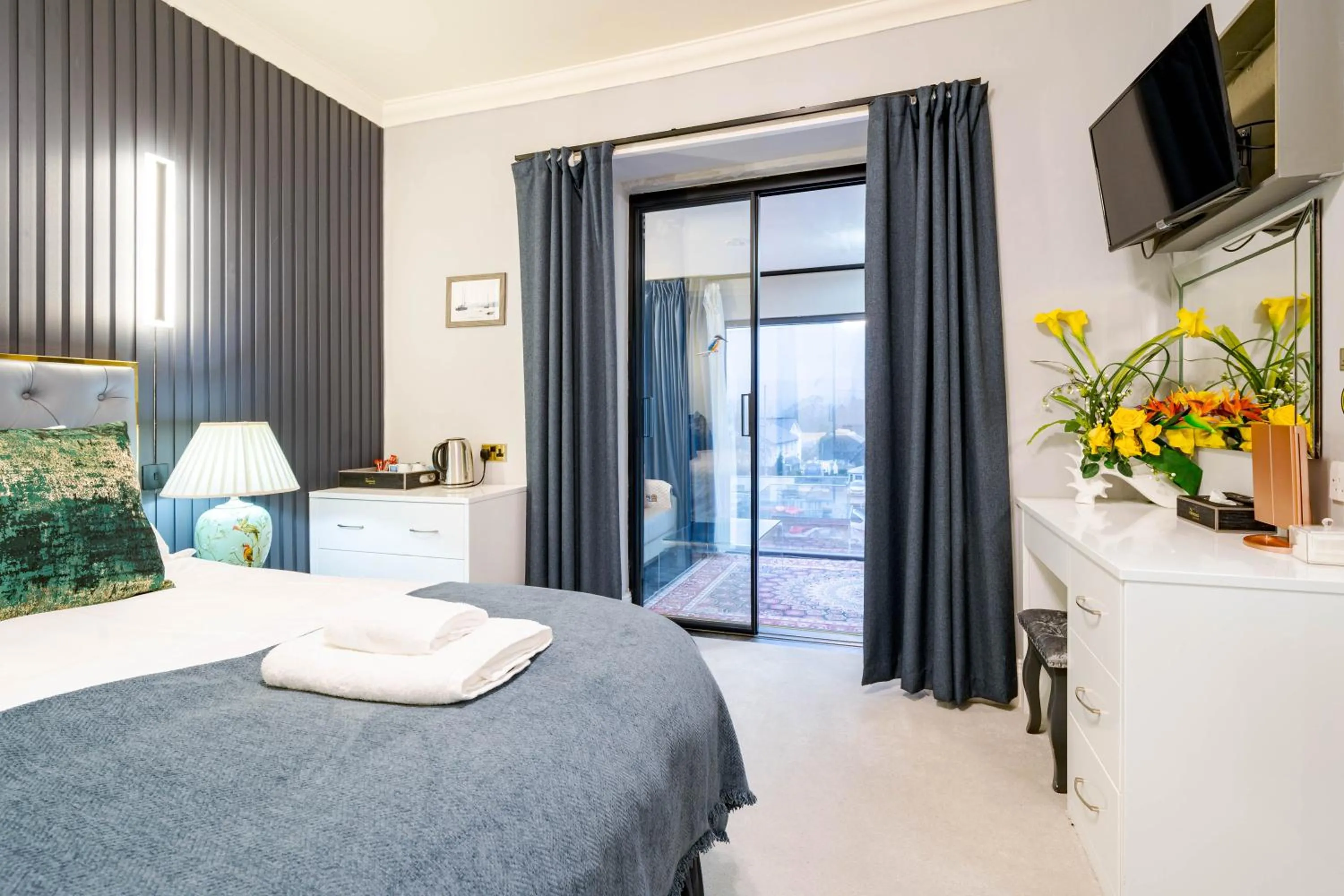 Bed in Waterhead Rooms & Suites - Parking Available Onsite