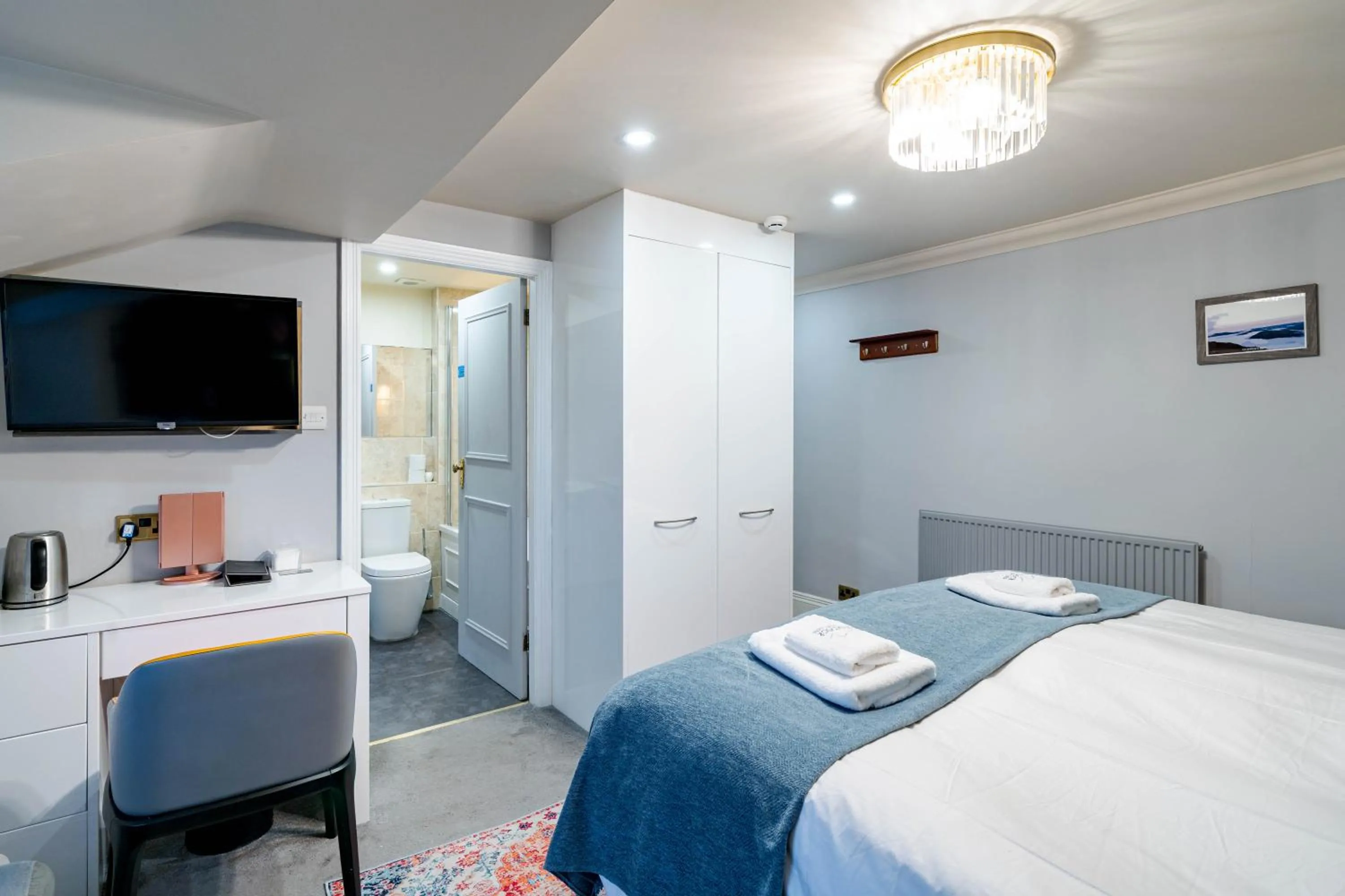 Bed in Waterhead Rooms & Suites - Parking Available Onsite