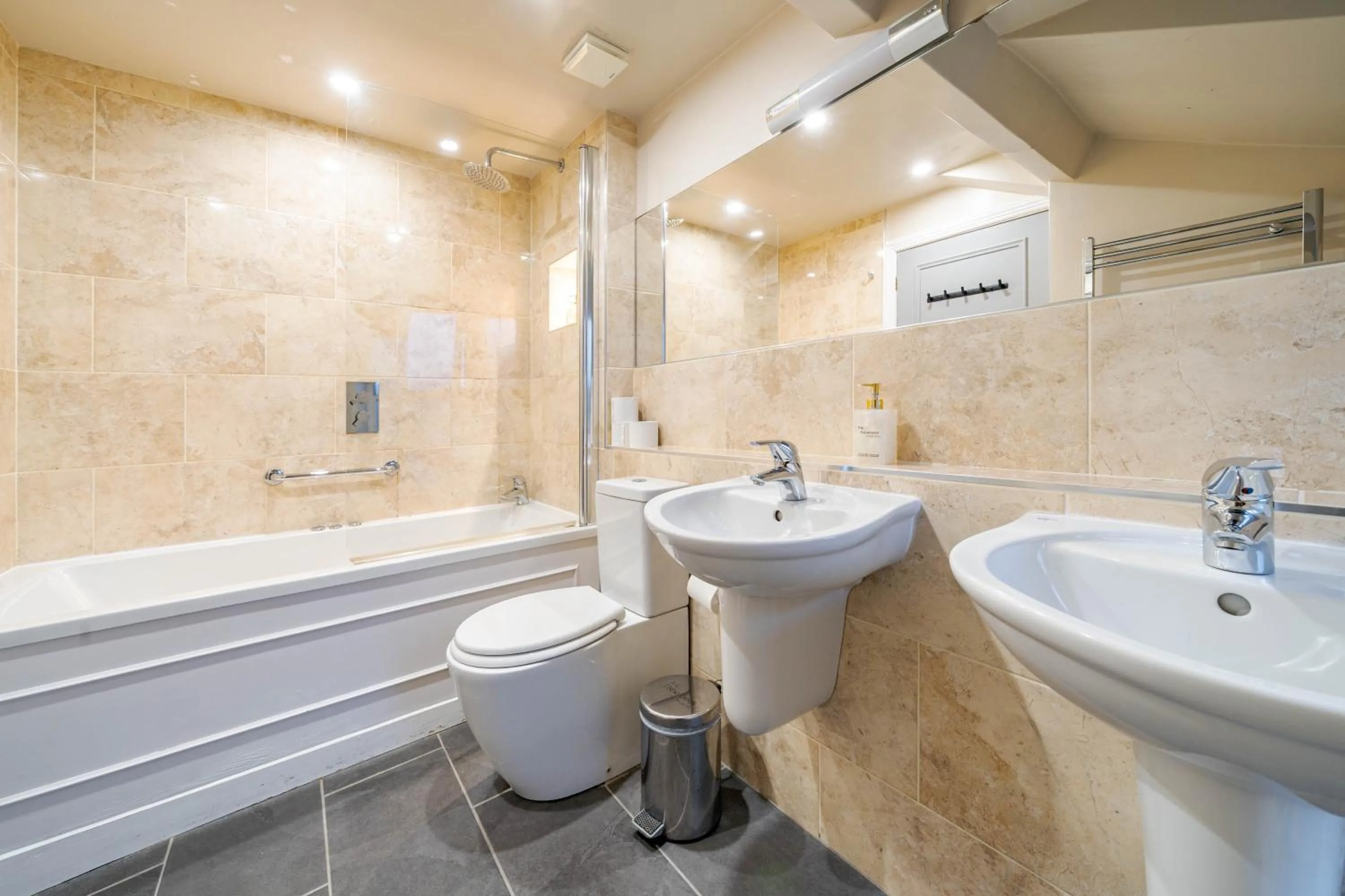Waterhead Rooms & Suites - Parking Available Onsite