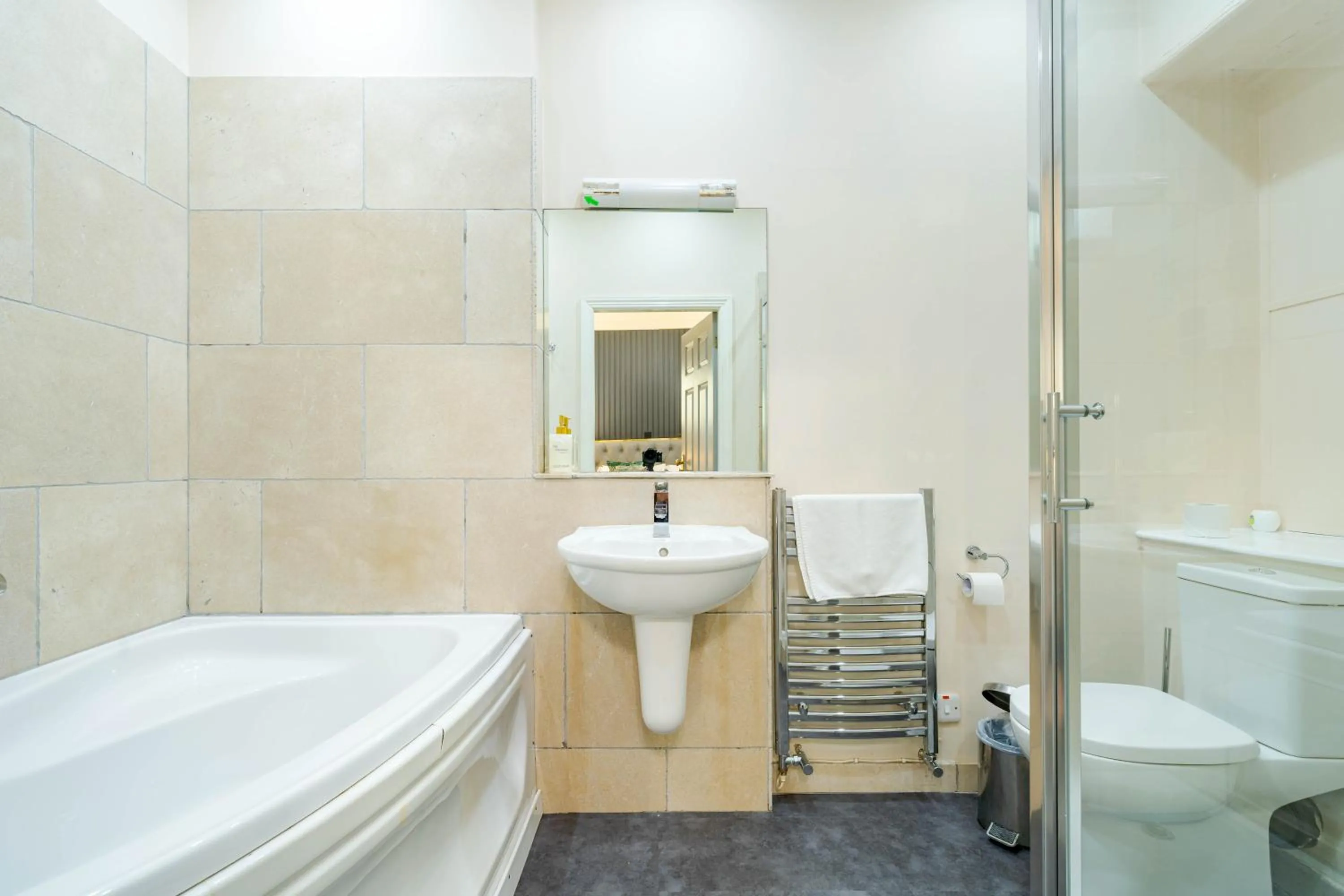 Waterhead Rooms & Suites - Parking Available Onsite