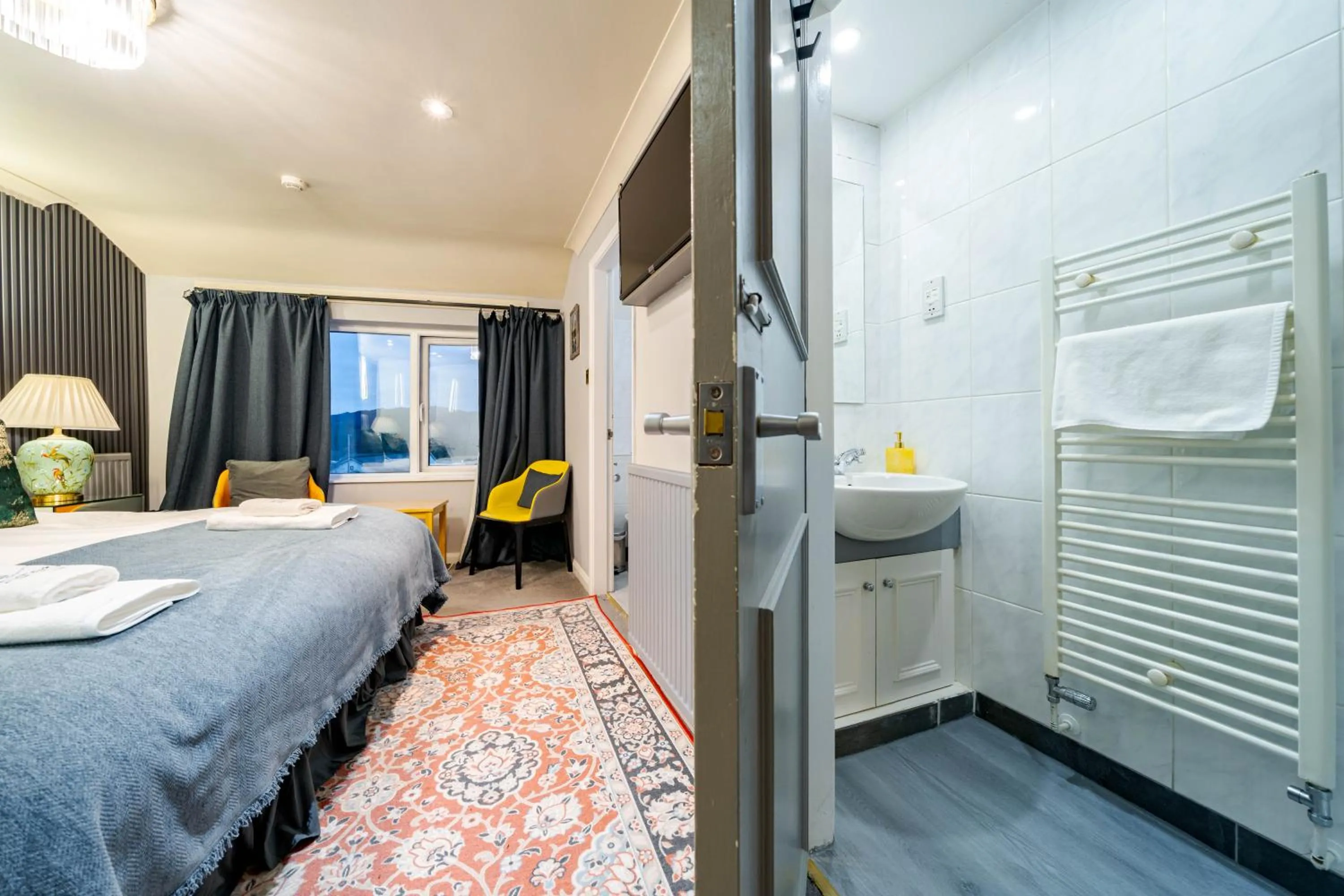 Bed in Waterhead Rooms & Suites - Parking Available Onsite