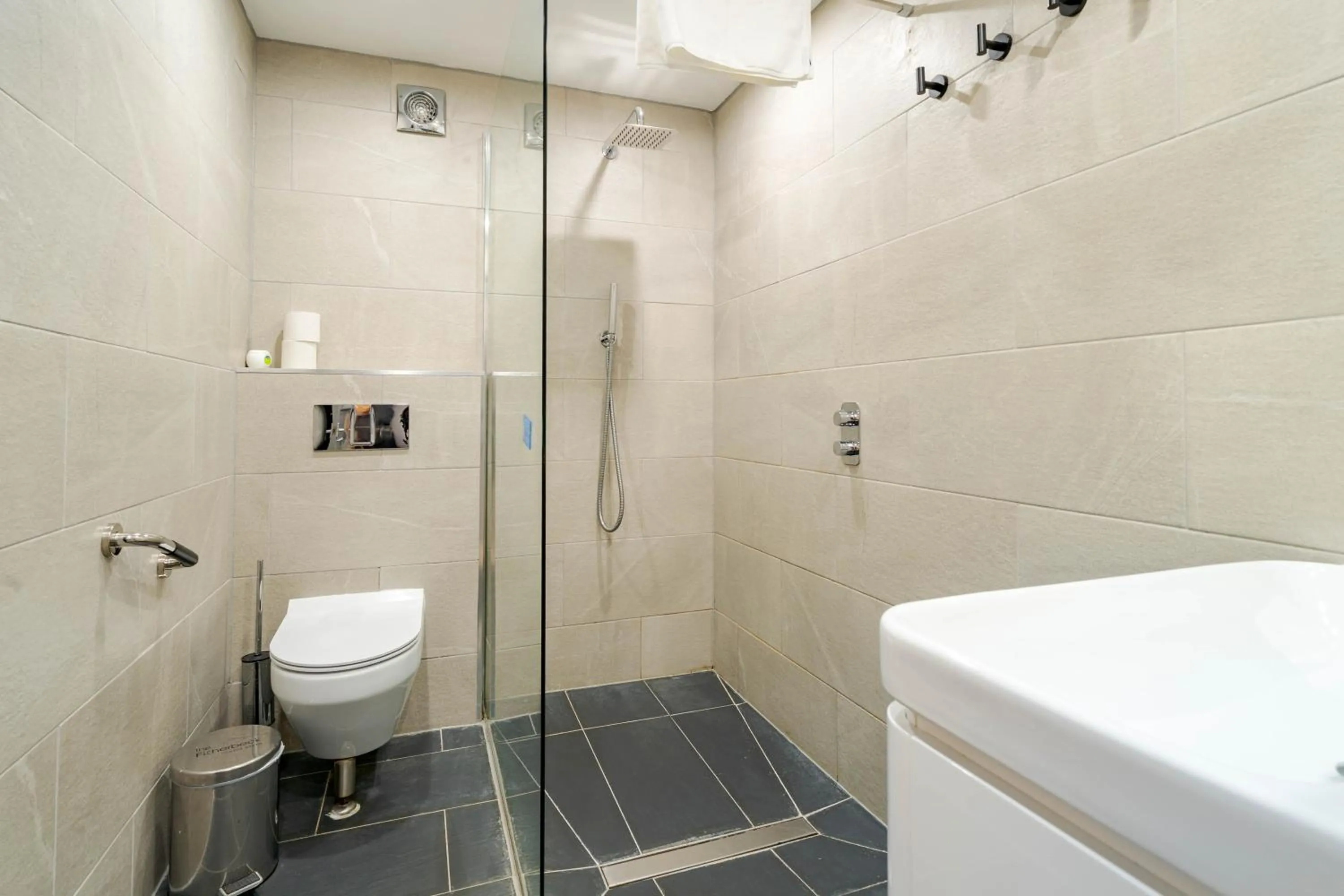 Waterhead Rooms & Suites - Parking Available Onsite