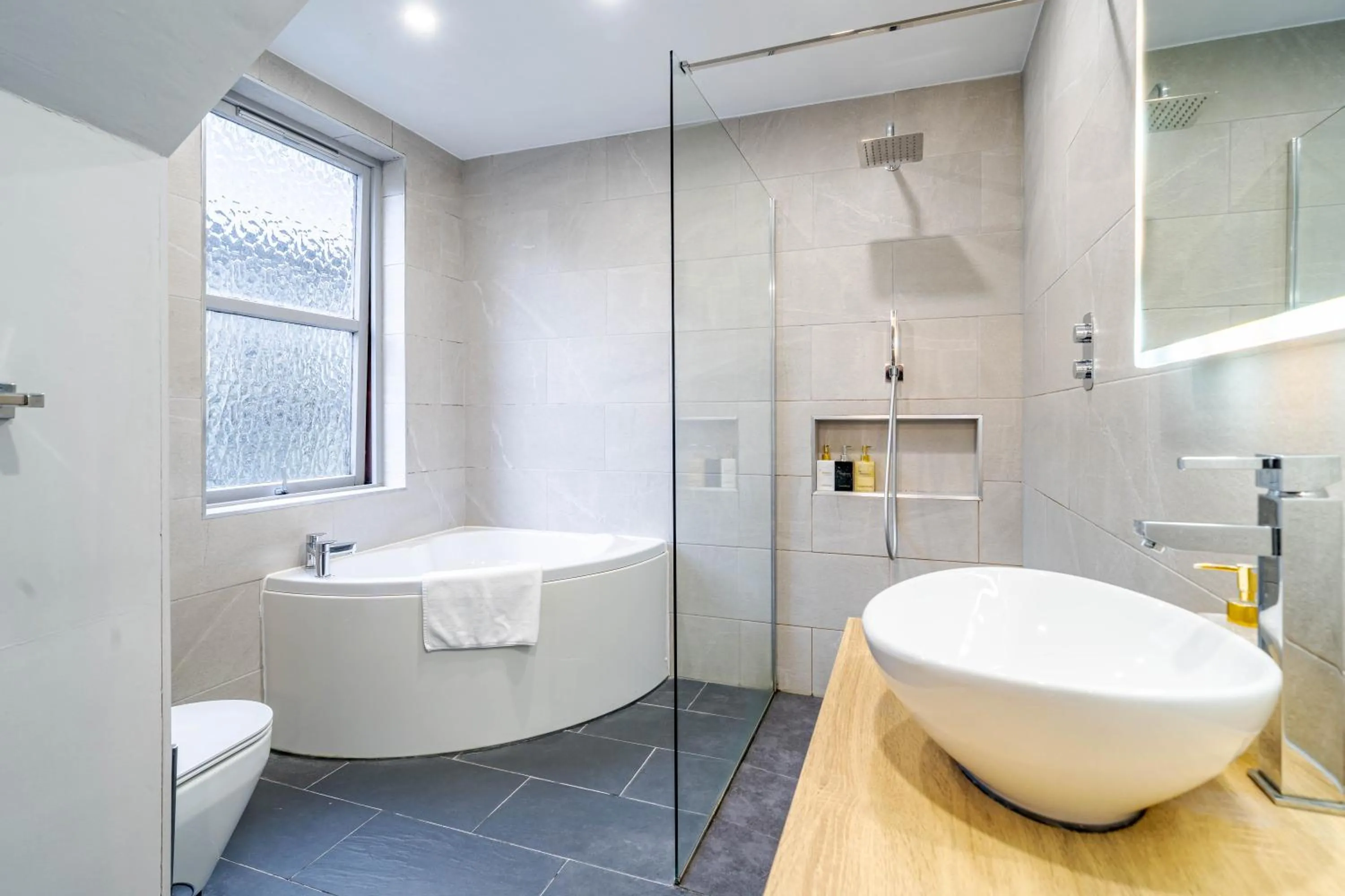 Waterhead Rooms & Suites - Parking Available Onsite