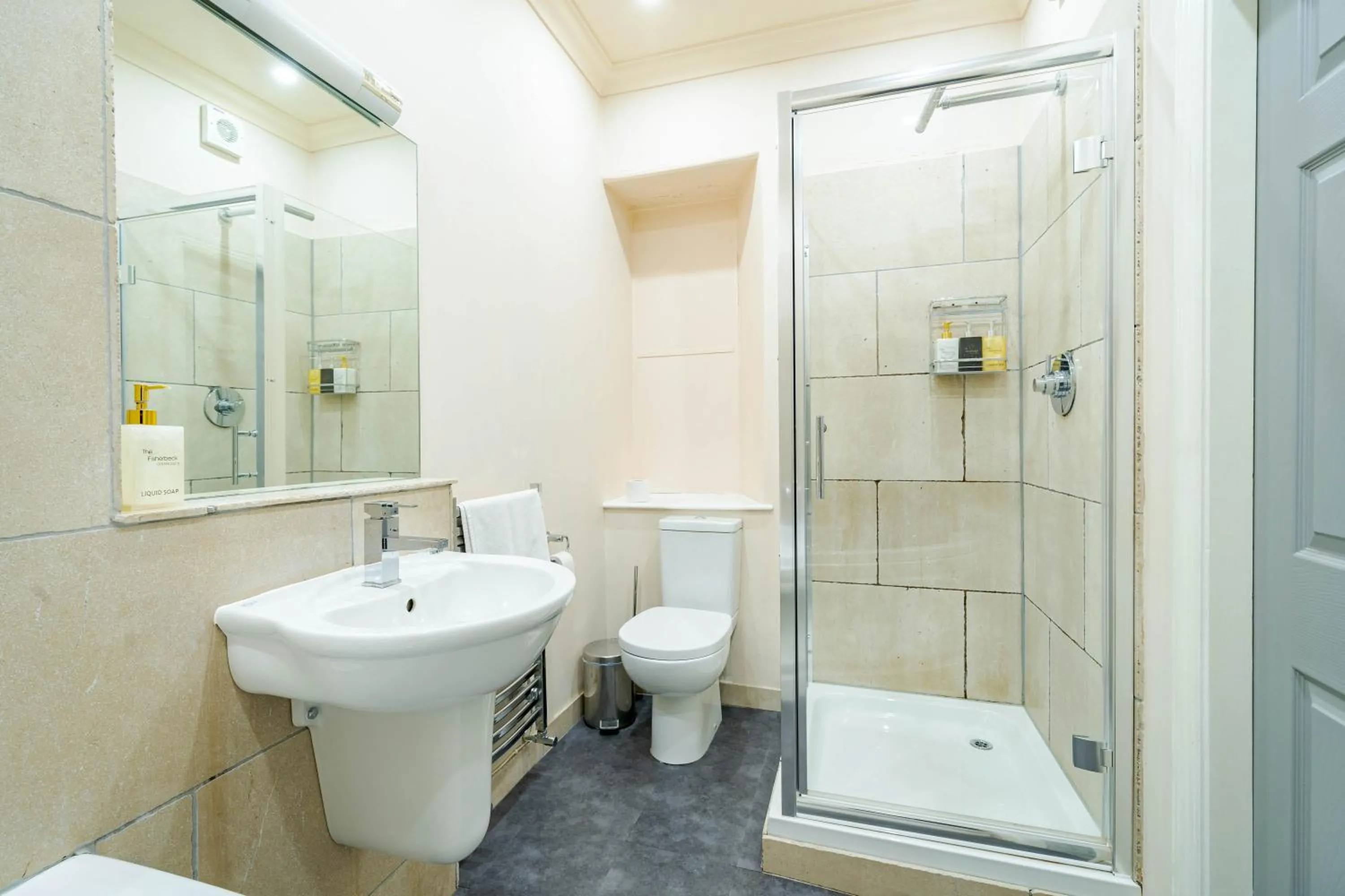 Waterhead Rooms & Suites - Parking Available Onsite