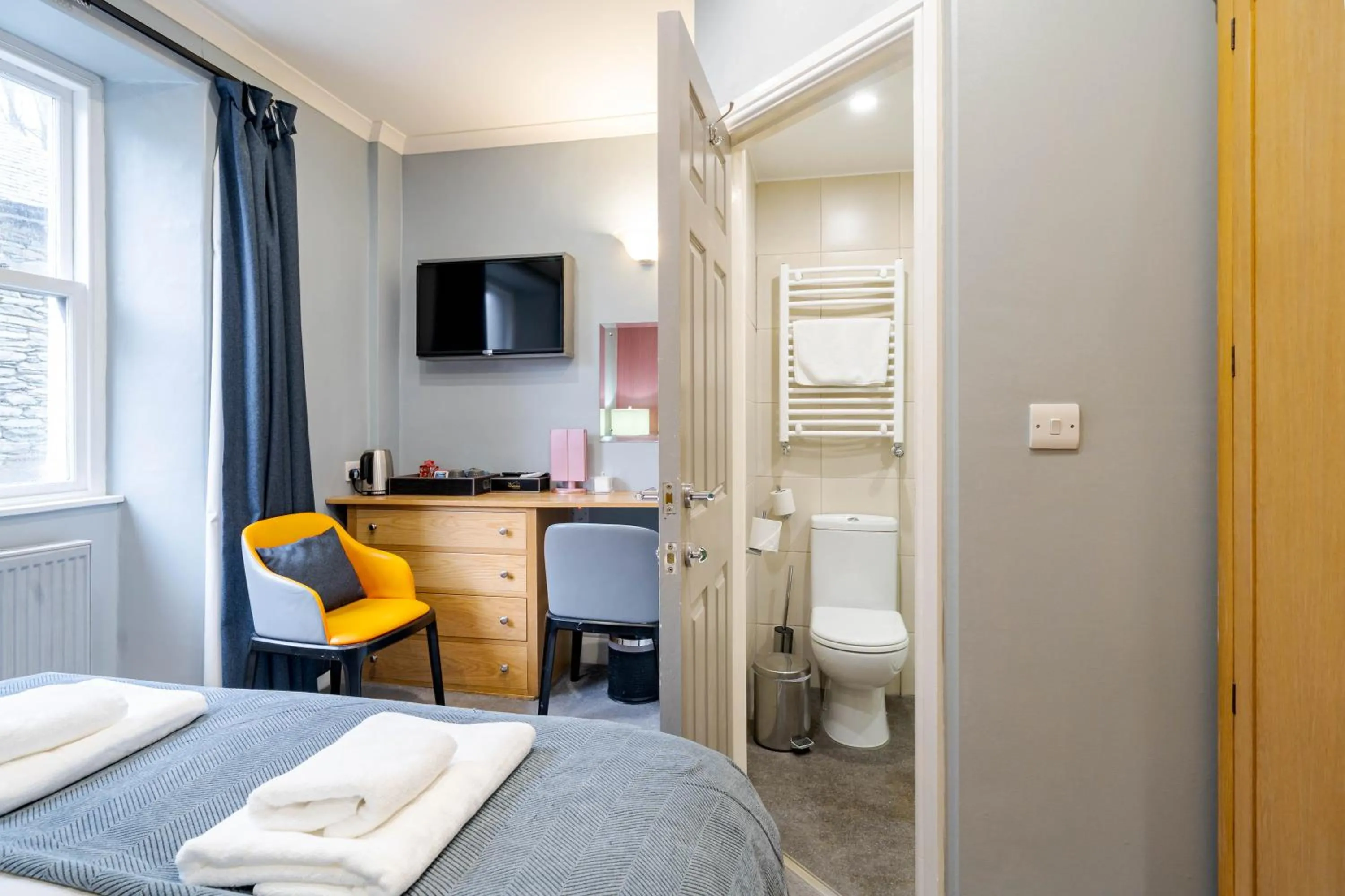 Bed in Waterhead Rooms & Suites - Parking Available Onsite