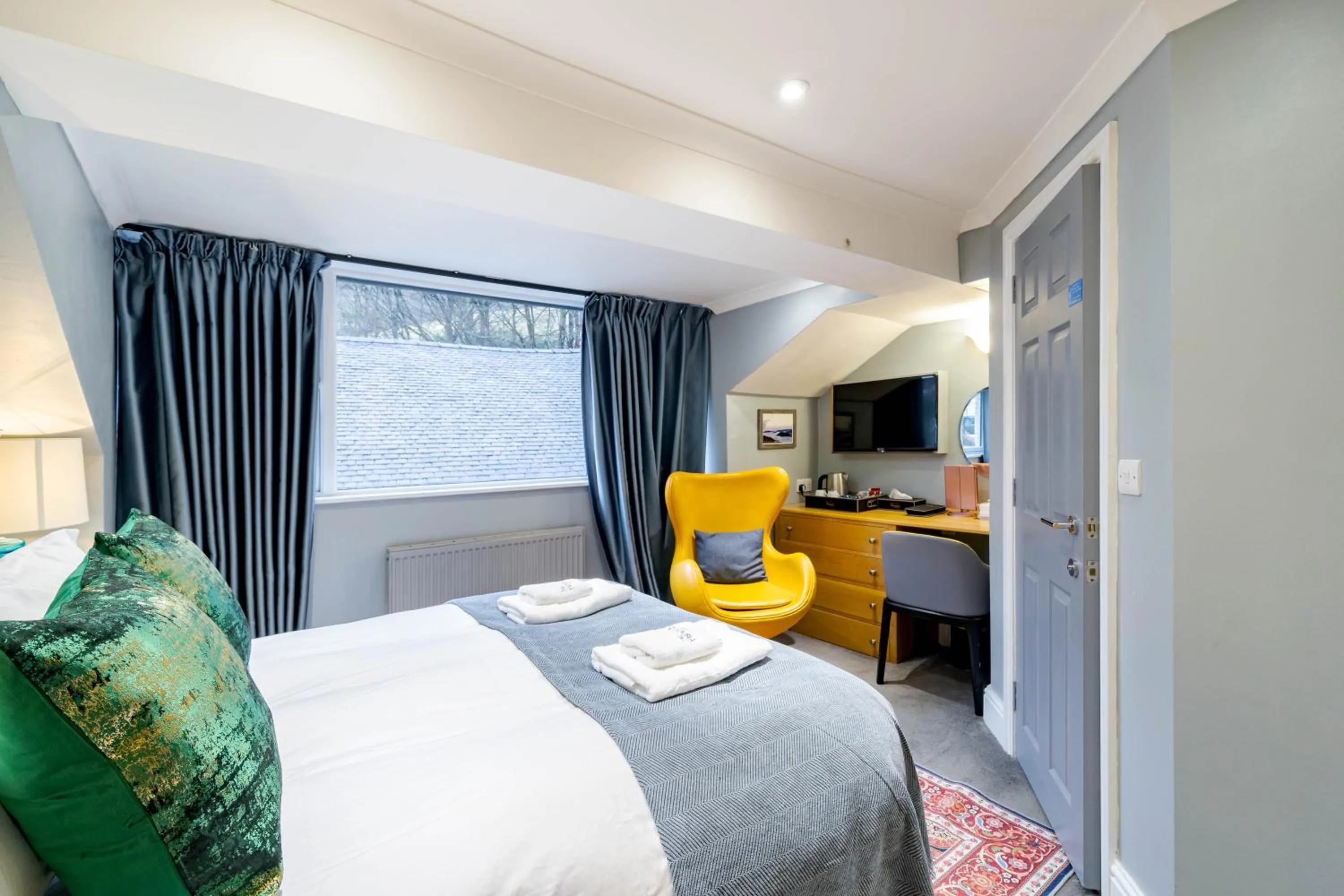 Bed in Waterhead Rooms & Suites - Parking Available Onsite