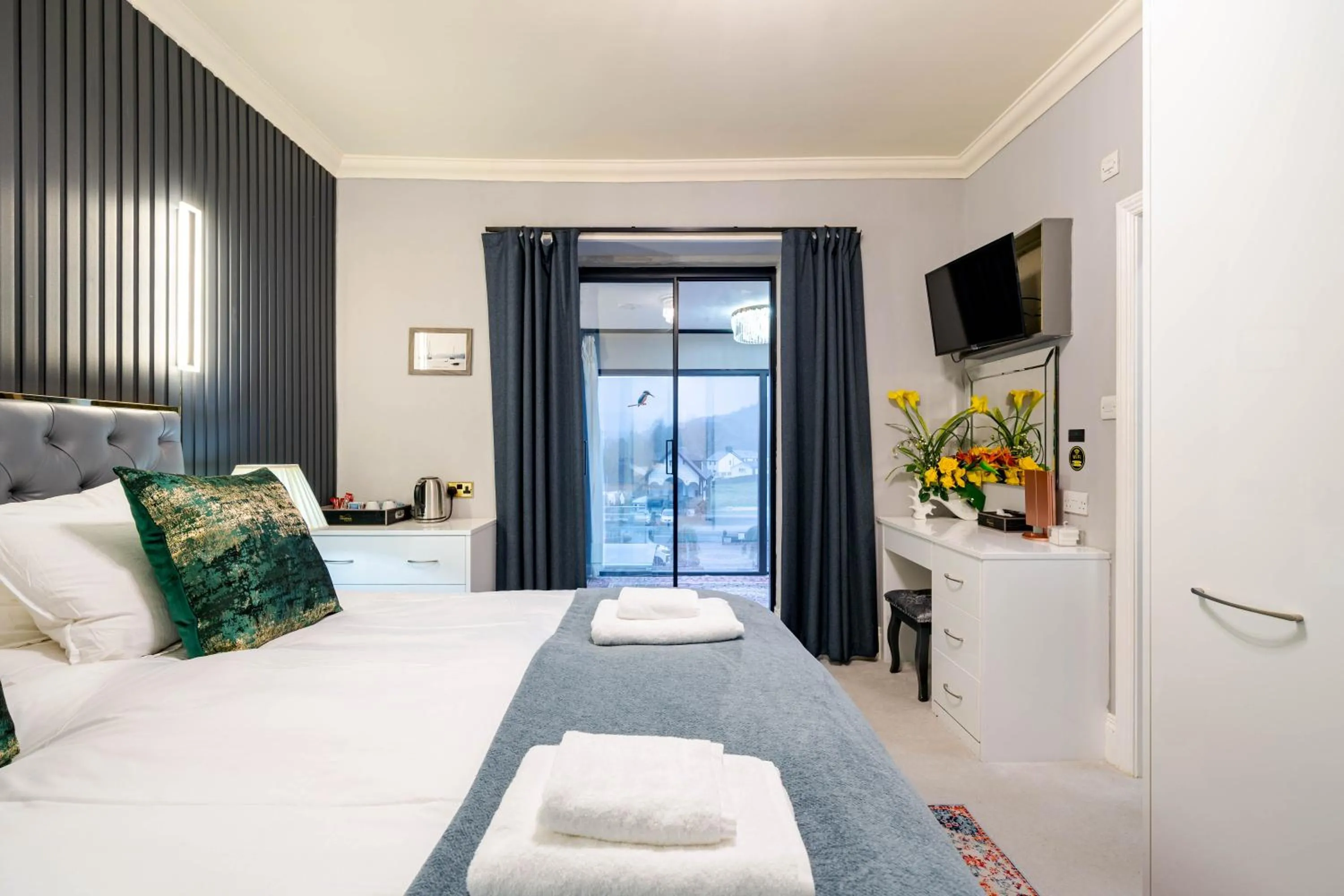 Bed in Waterhead Rooms & Suites - Parking Available Onsite