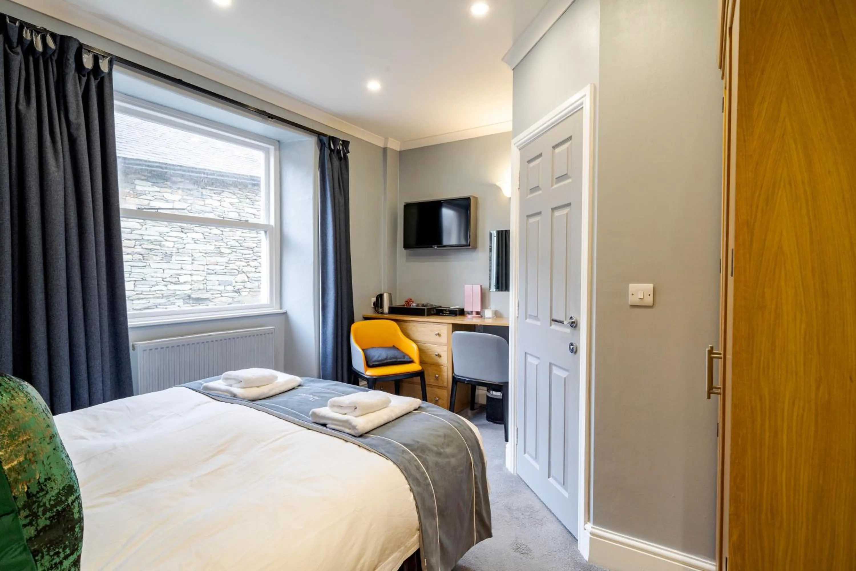 Bed in Waterhead Rooms & Suites - Parking Available Onsite