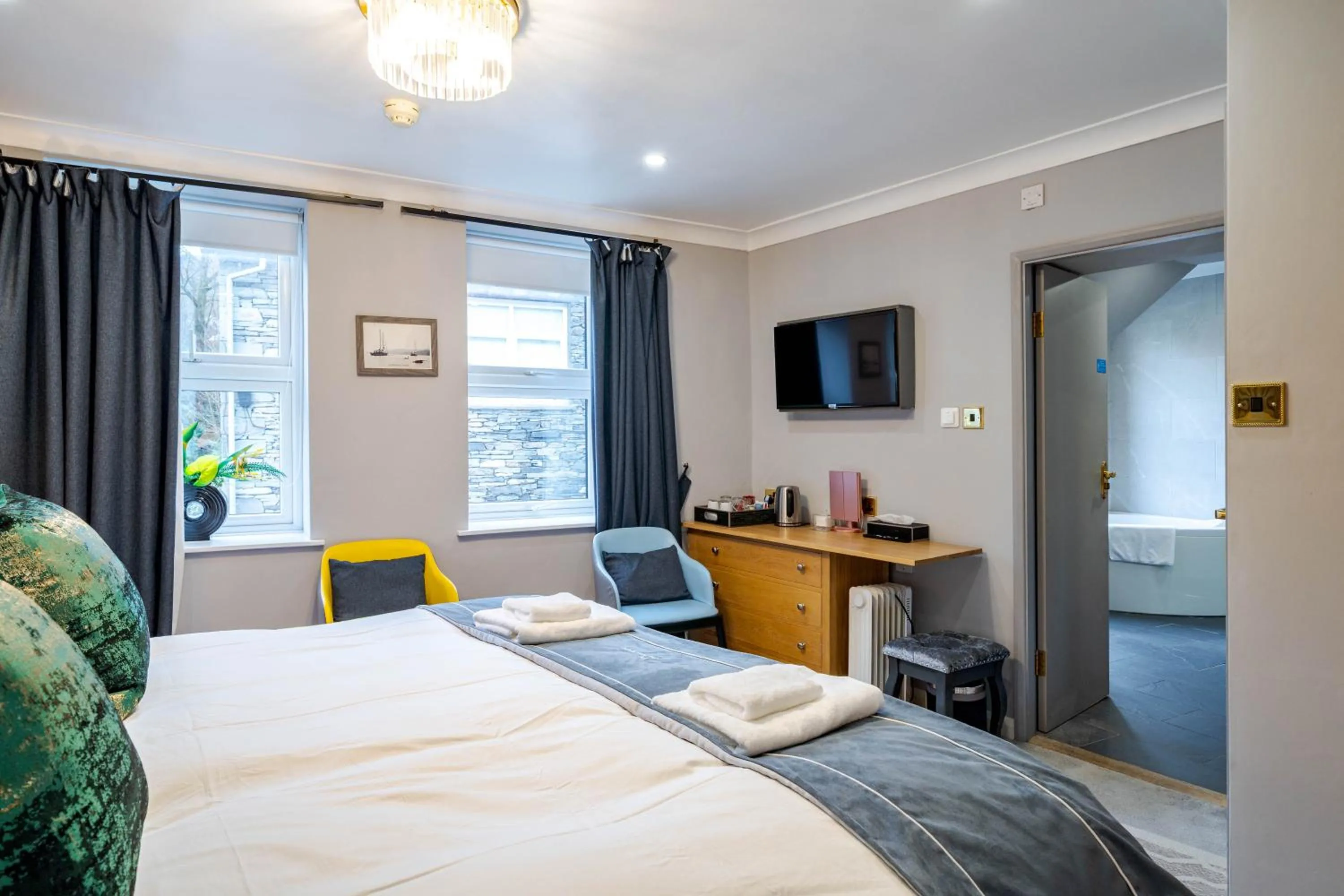 Bed in Waterhead Rooms & Suites - Parking Available Onsite