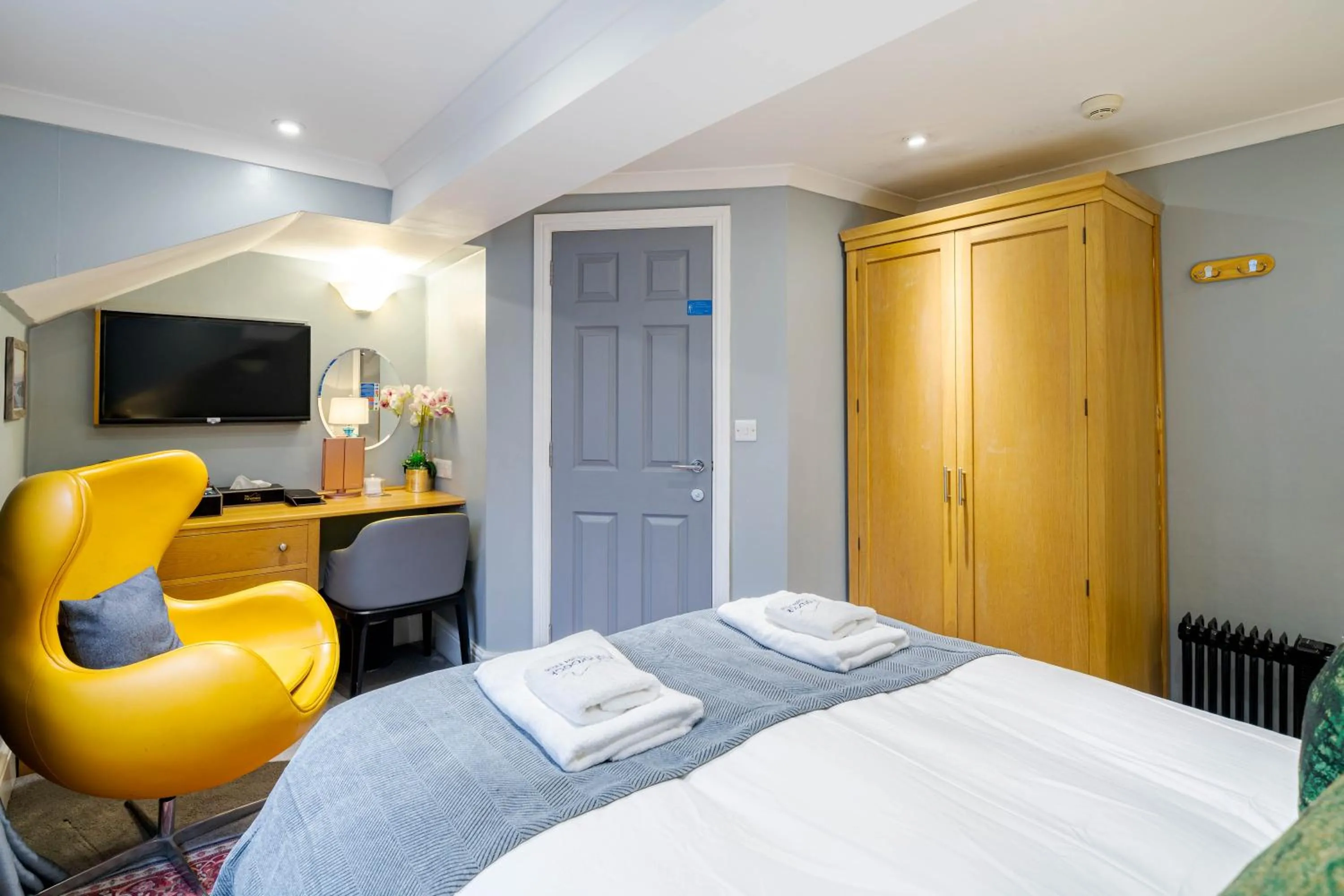 Bed in Waterhead Rooms & Suites - Parking Available Onsite