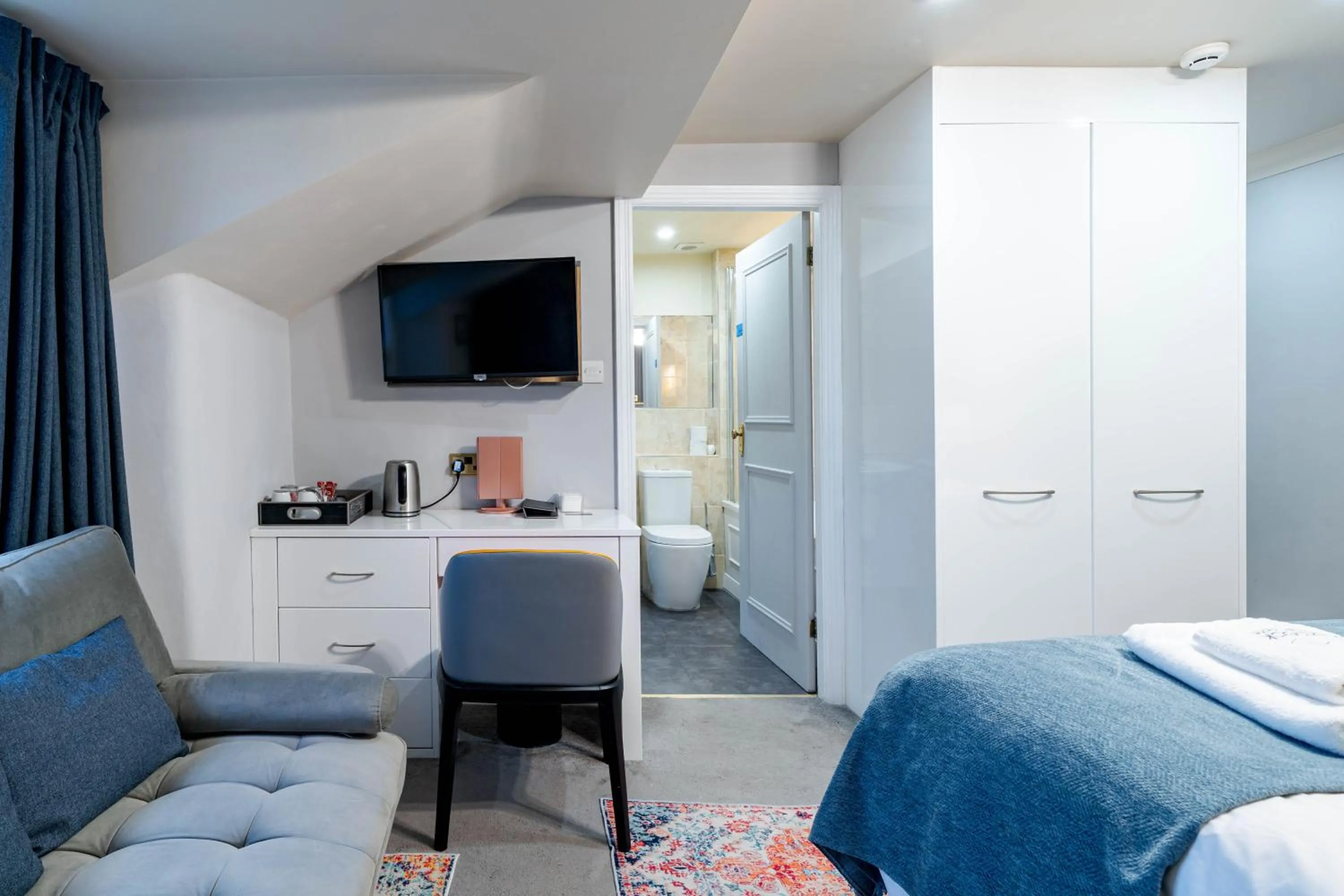 Bed in Waterhead Rooms & Suites - Parking Available Onsite