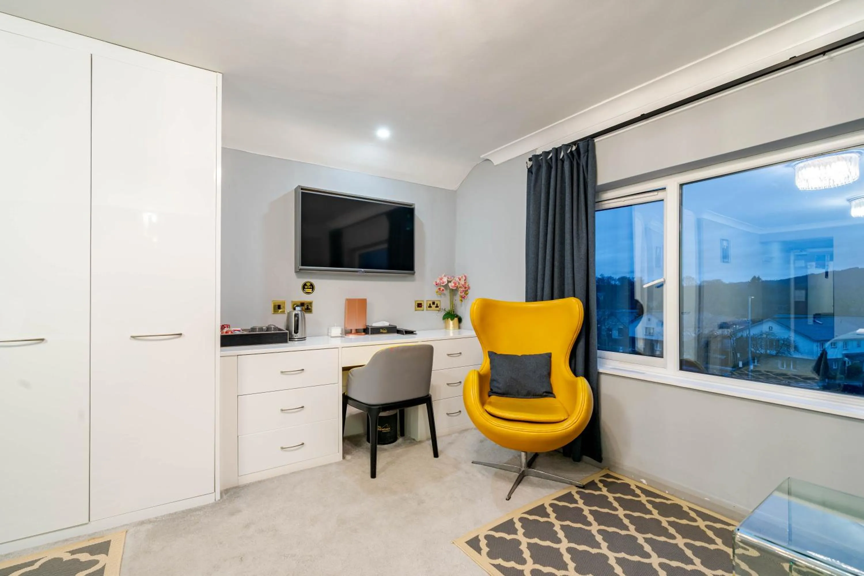 Waterhead Rooms & Suites - Parking Available Onsite