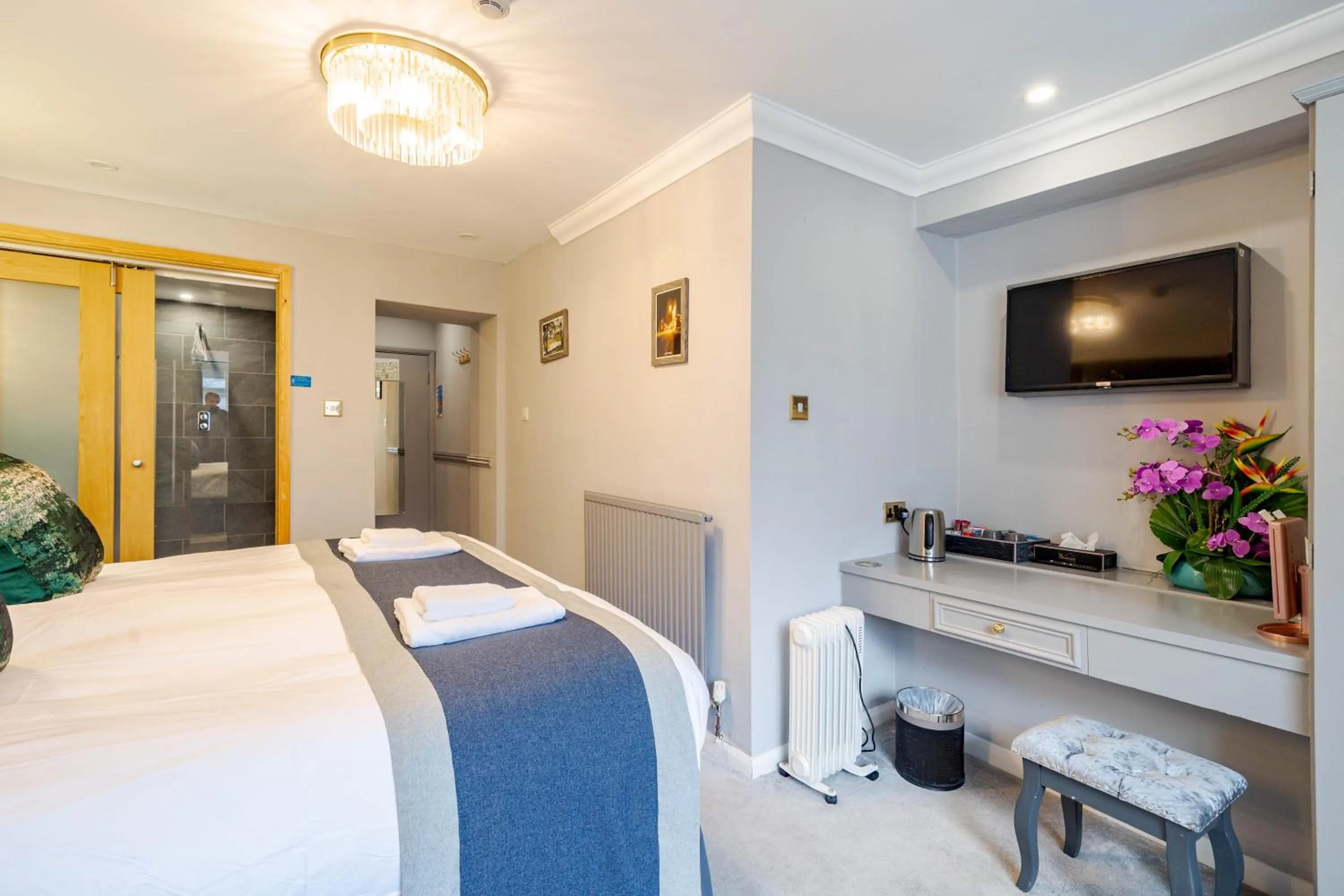 Bed in Waterhead Rooms & Suites - Parking Available Onsite