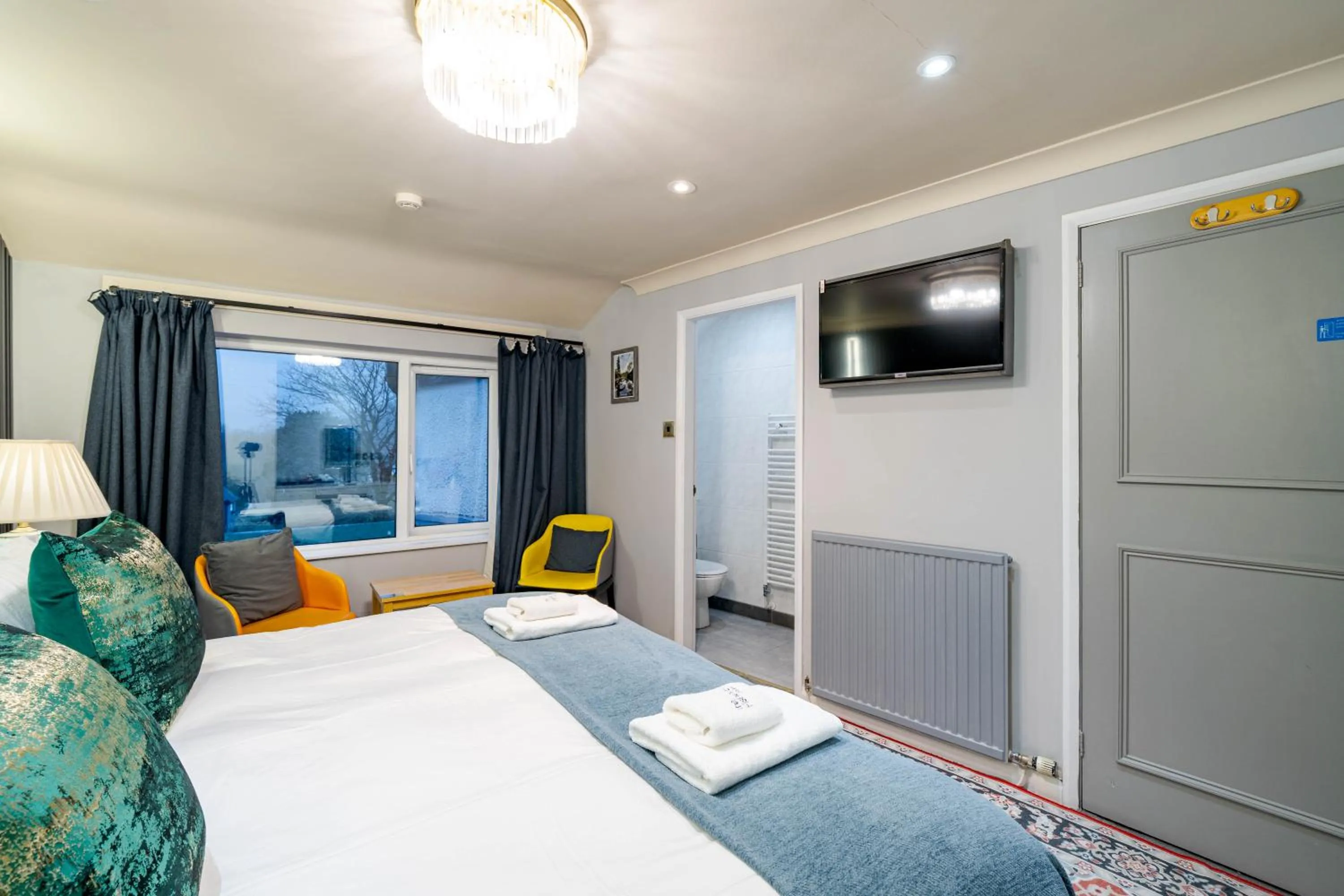 Bed in Waterhead Rooms & Suites - Parking Available Onsite