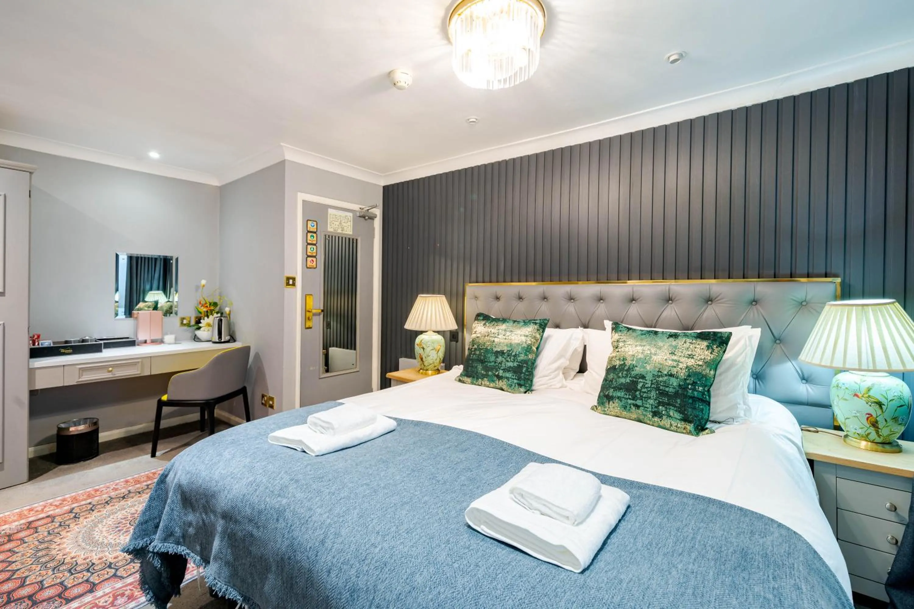 Bed in Waterhead Rooms & Suites - Parking Available Onsite