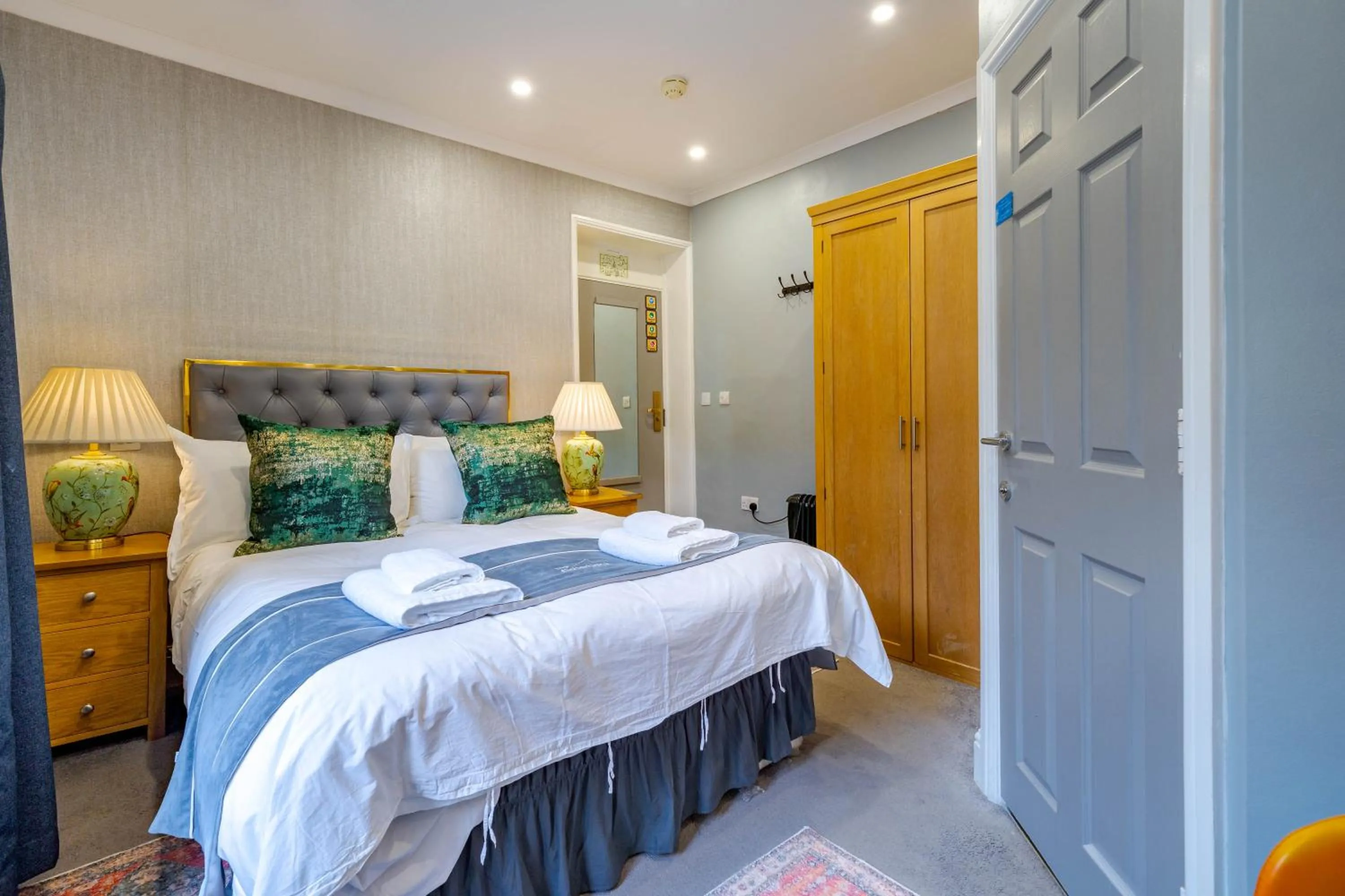 Bed in Waterhead Rooms & Suites - Parking Available Onsite