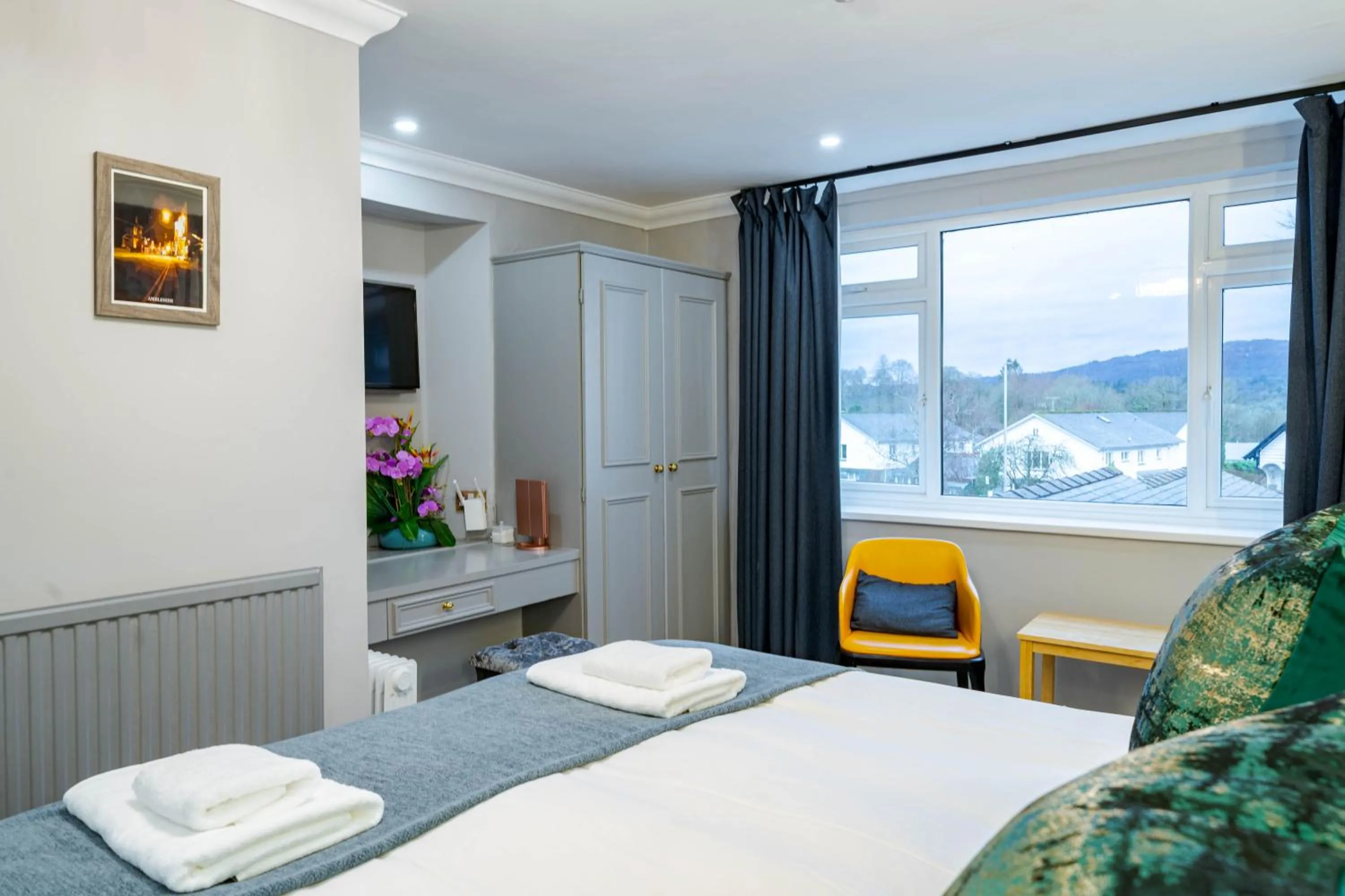 Bed in Waterhead Rooms & Suites - Parking Available Onsite