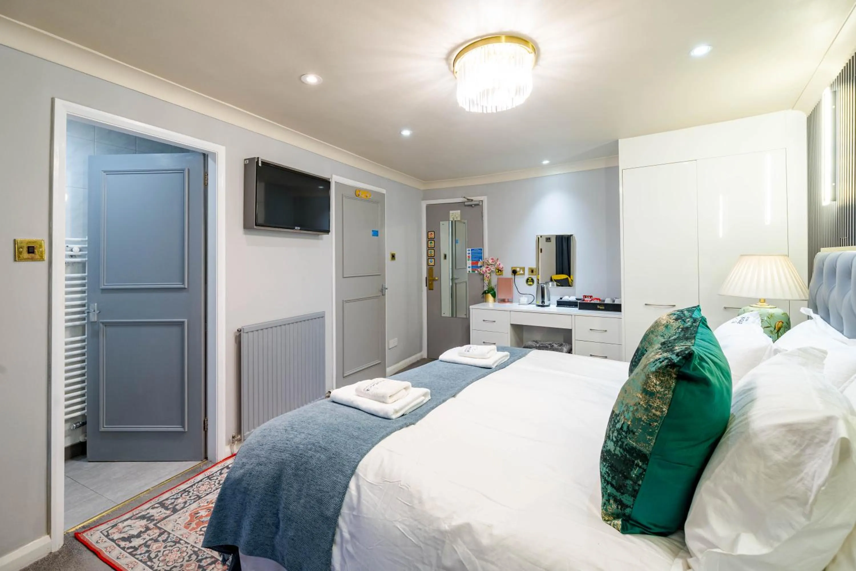 Bed in Waterhead Rooms & Suites - Parking Available Onsite