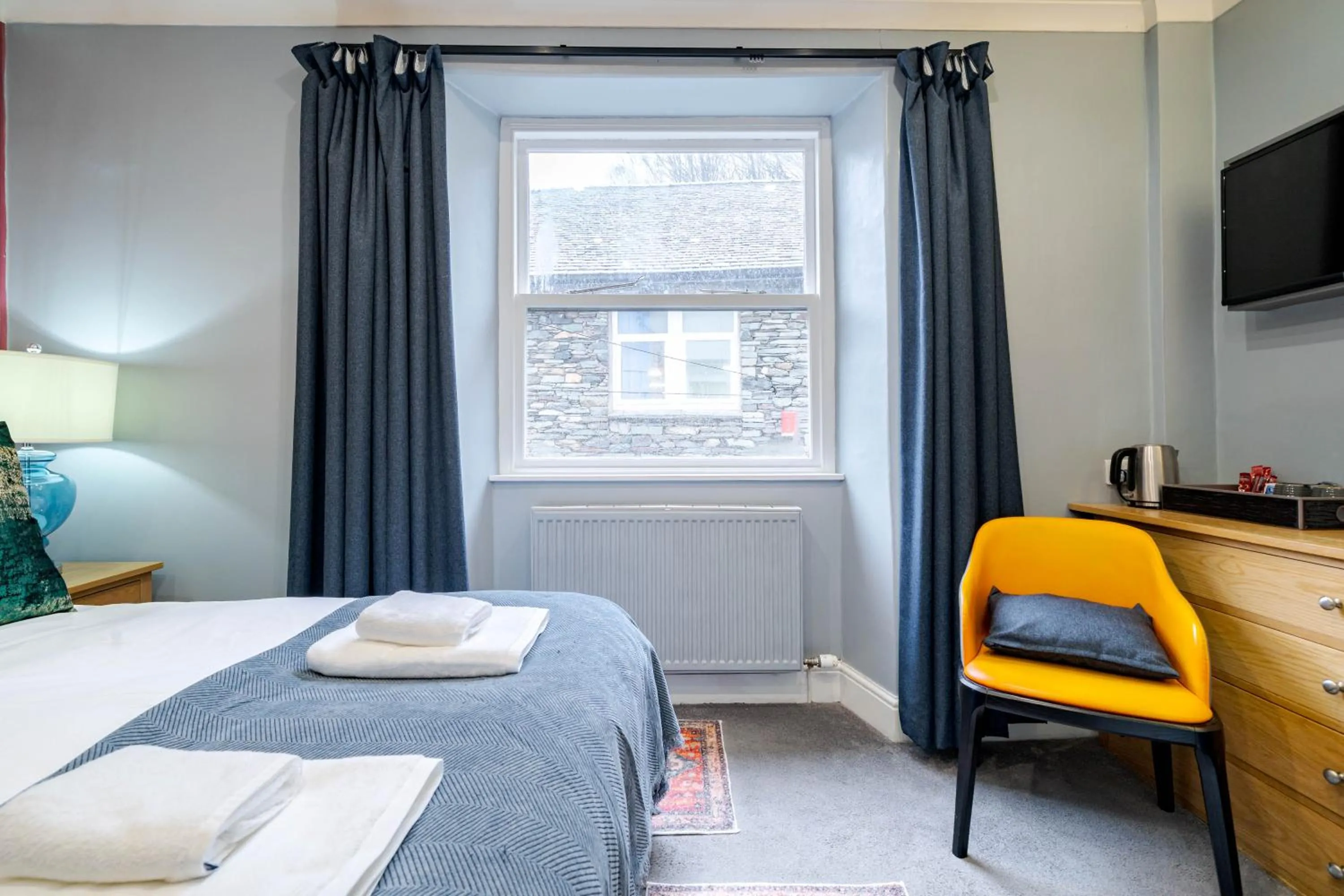 Bed in Waterhead Rooms & Suites - Parking Available Onsite