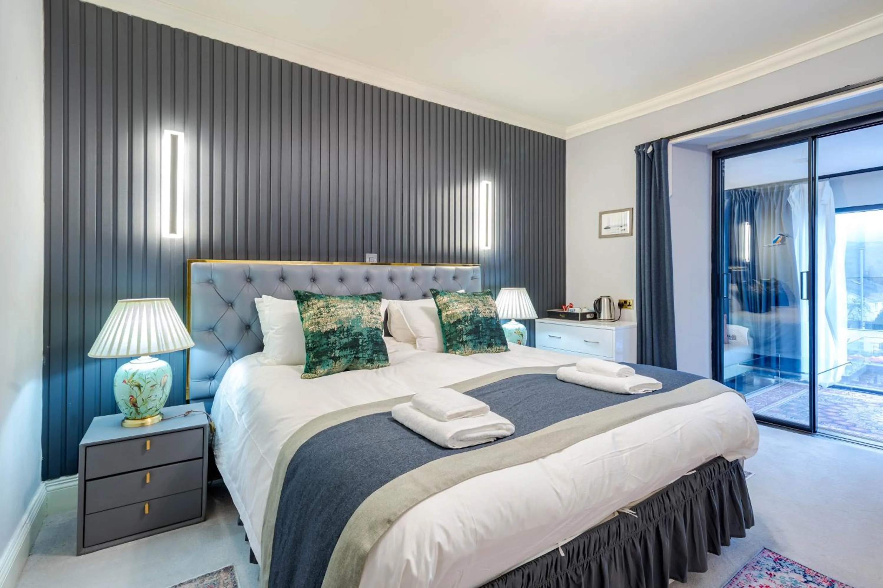 Bed in Waterhead Rooms & Suites - Parking Available Onsite