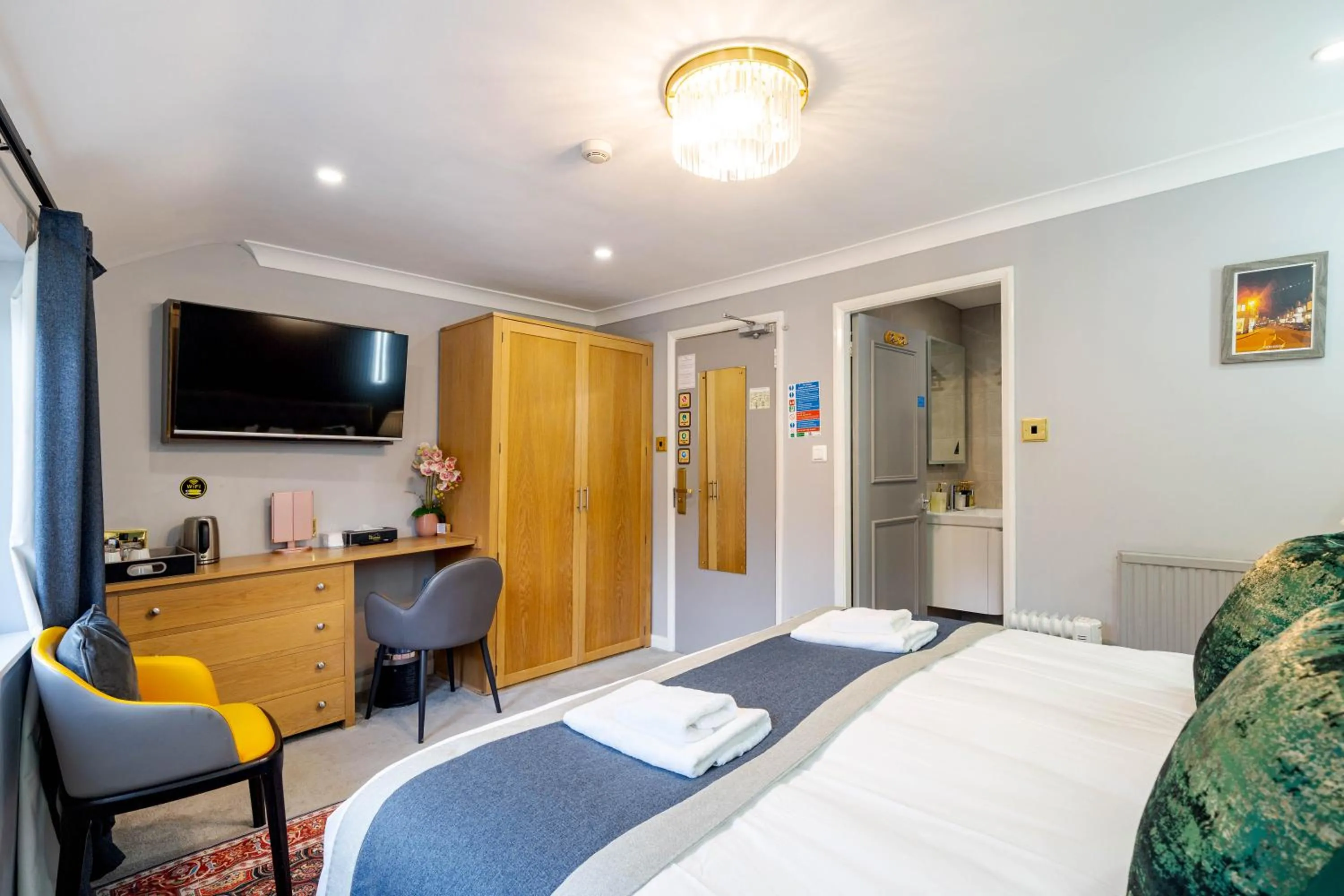 Bed in Waterhead Rooms & Suites - Parking Available Onsite