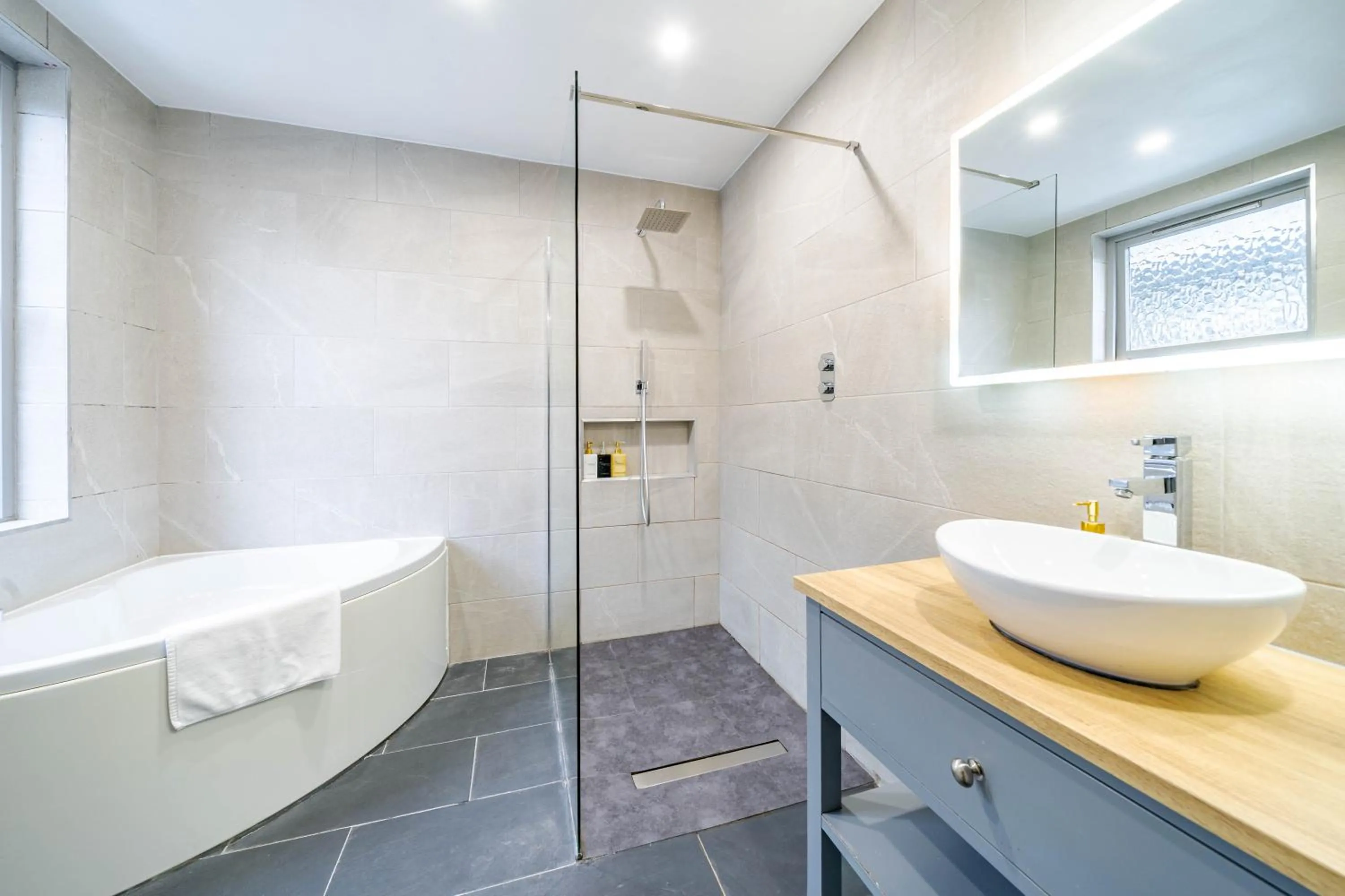 Waterhead Rooms & Suites - Parking Available Onsite