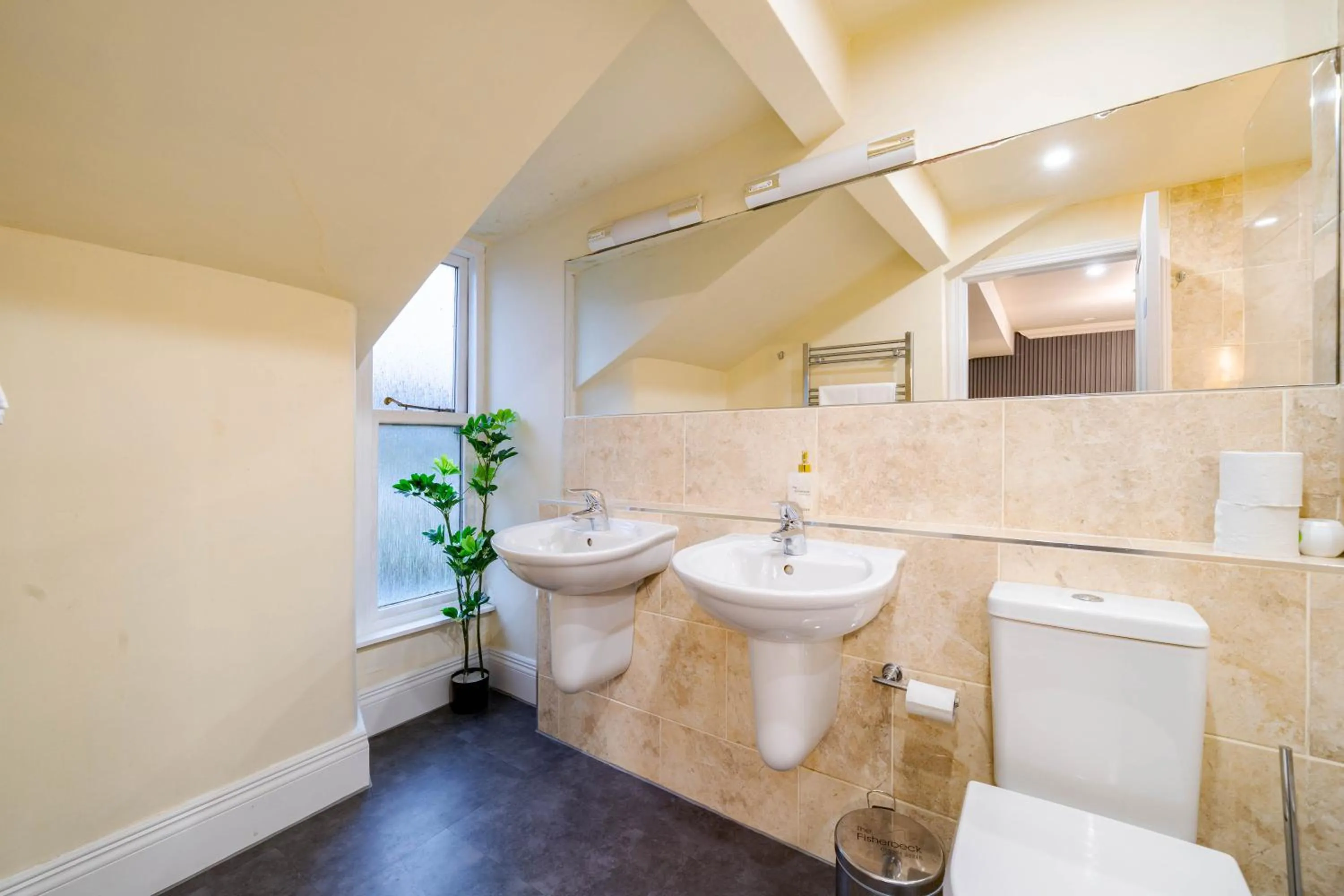 Waterhead Rooms & Suites - Parking Available Onsite