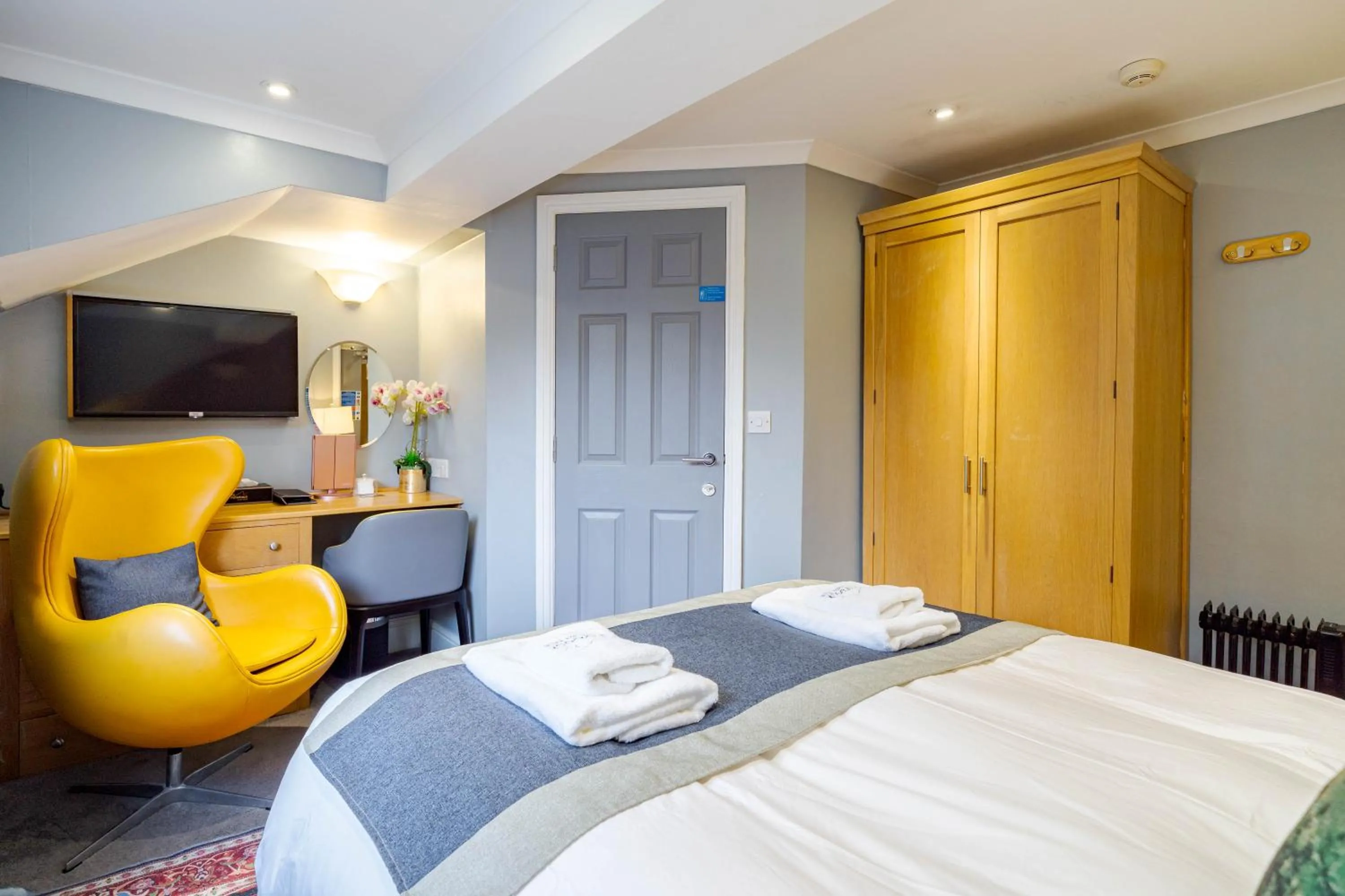 Bed in Waterhead Rooms & Suites - Parking Available Onsite