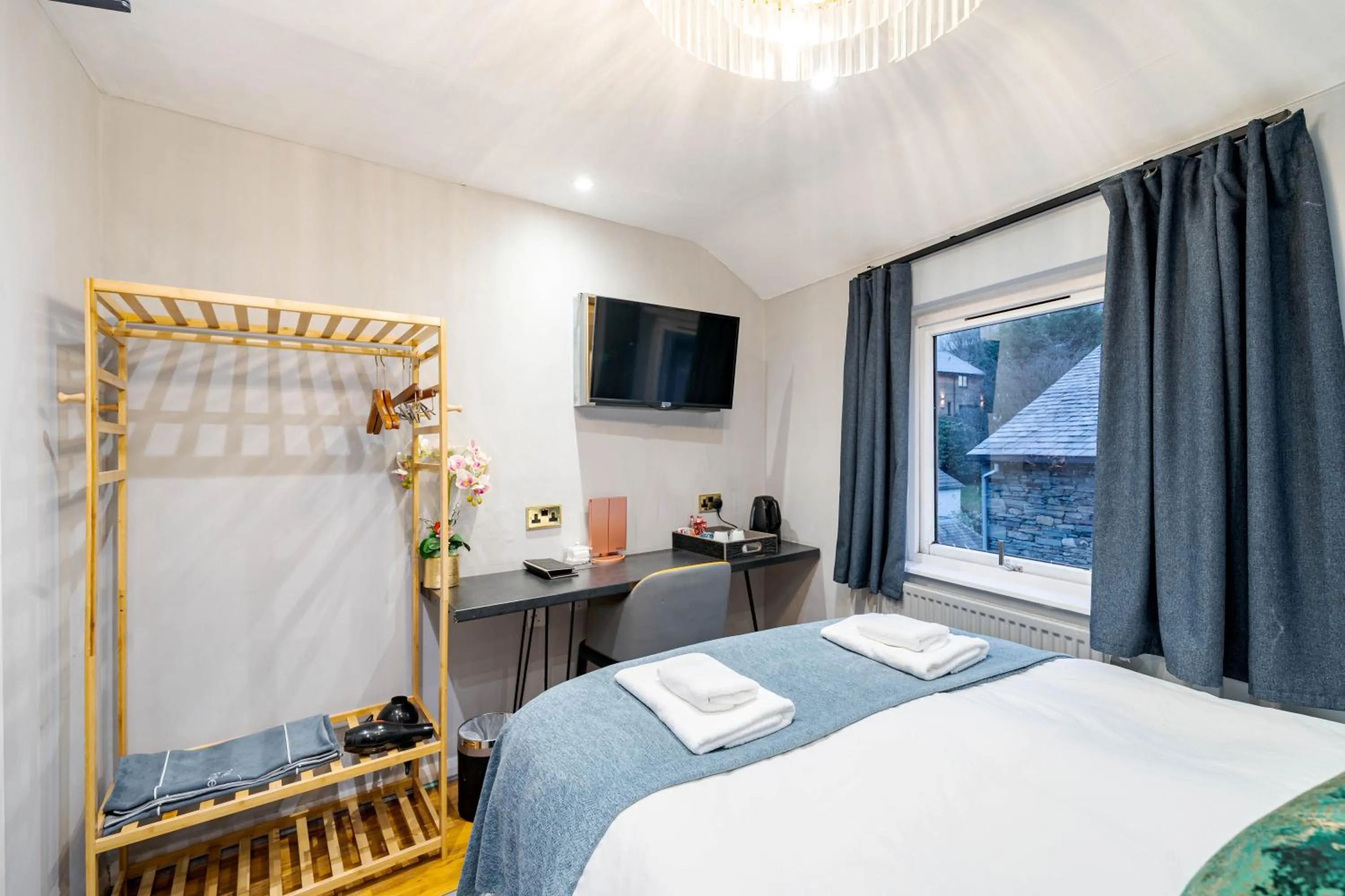 Bed in Waterhead Rooms & Suites - Parking Available Onsite