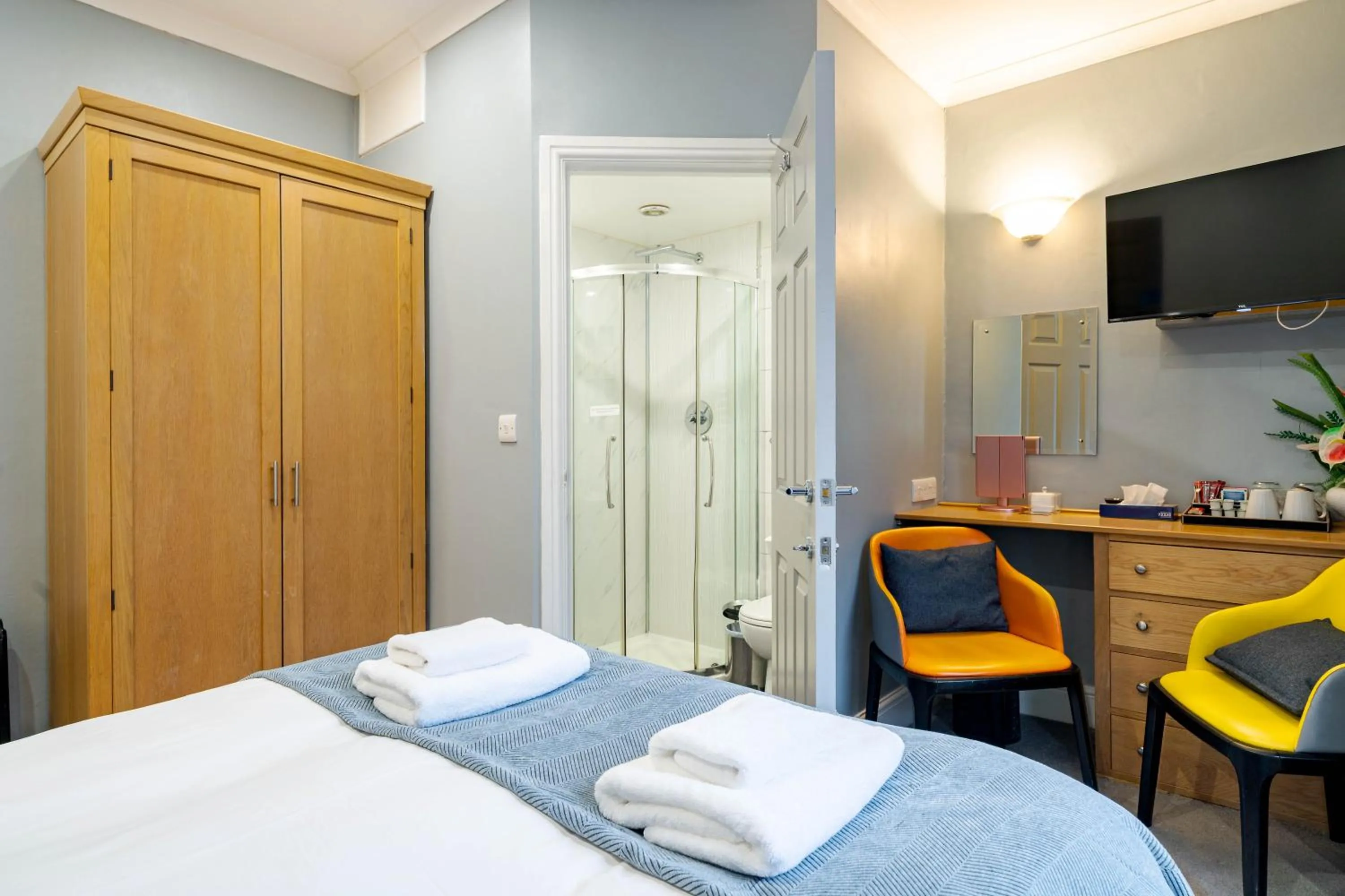 Bed in Waterhead Rooms & Suites - Parking Available Onsite