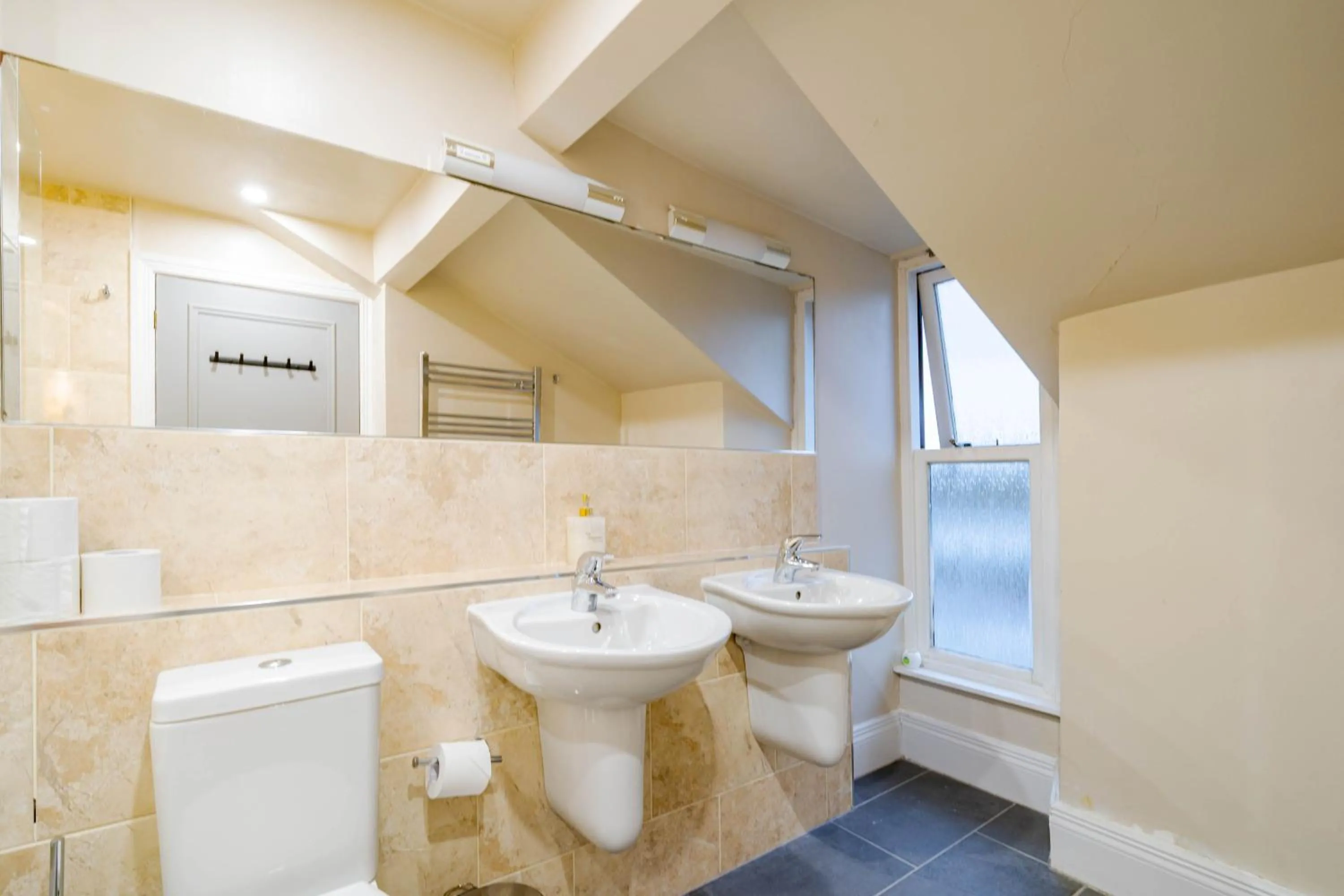 Waterhead Rooms & Suites - Parking Available Onsite