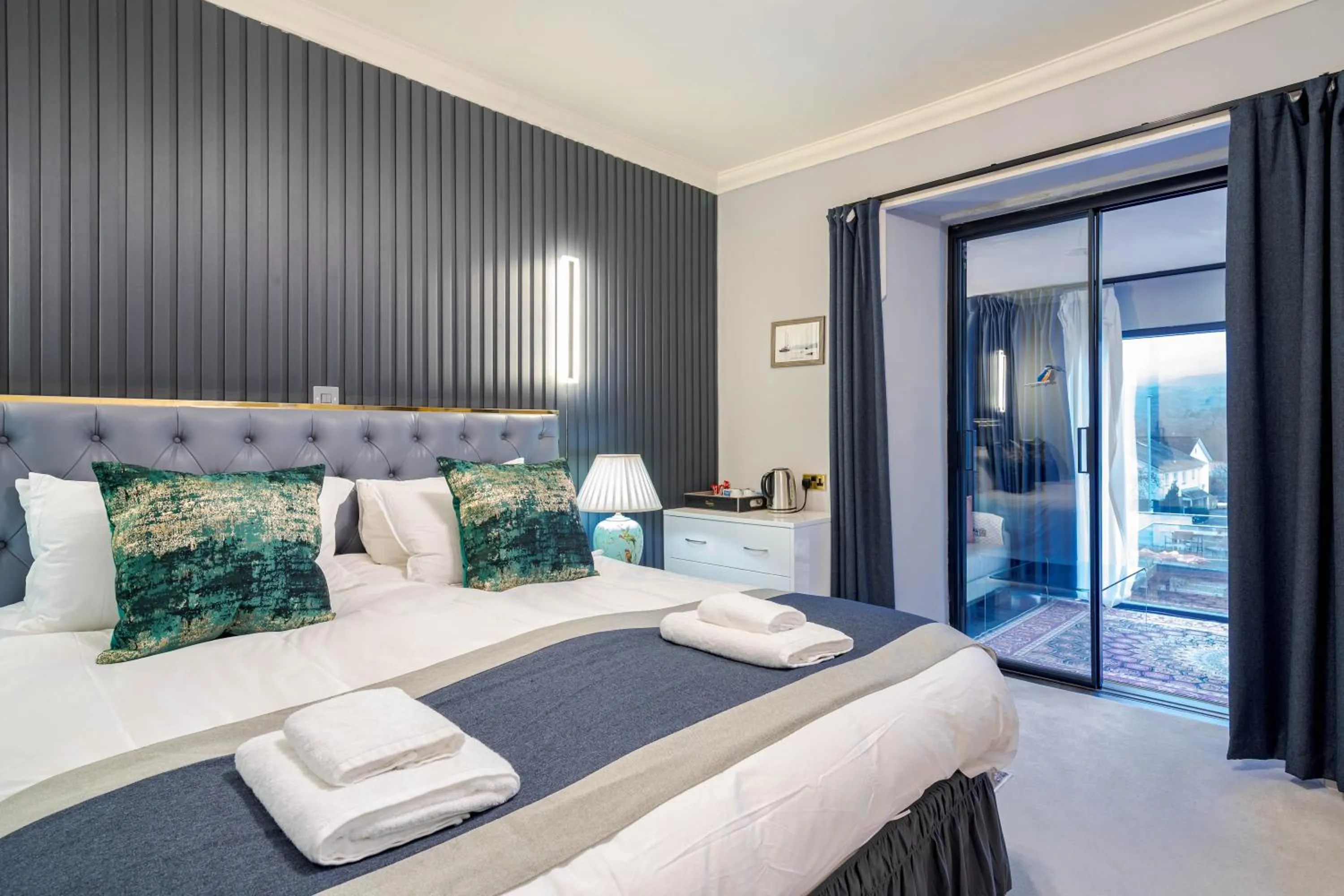 Bed in Waterhead Rooms & Suites - Parking Available Onsite